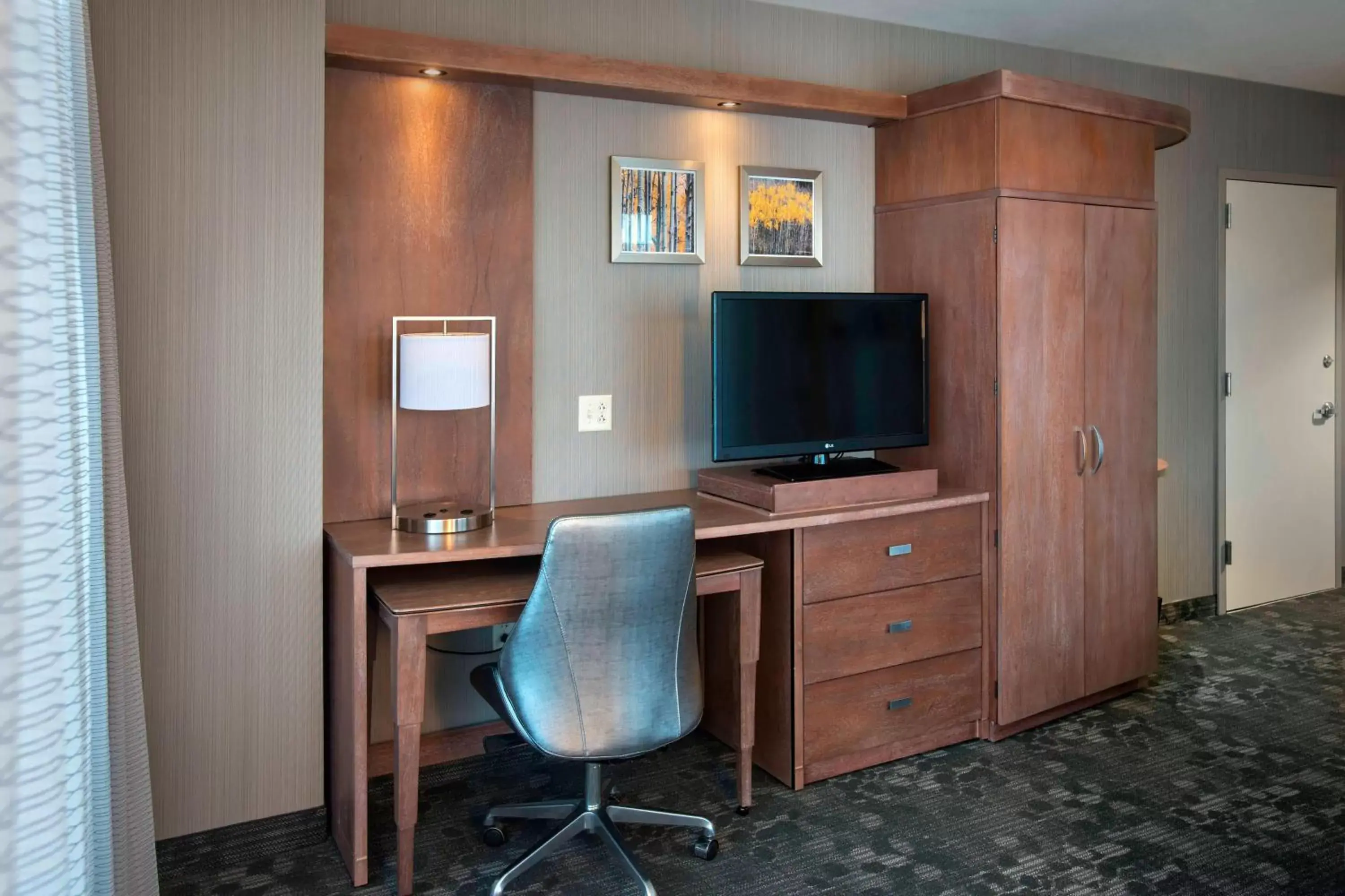 Photo of the whole room, TV/Entertainment Center in Courtyard by Marriott Philadelphia Lansdale
