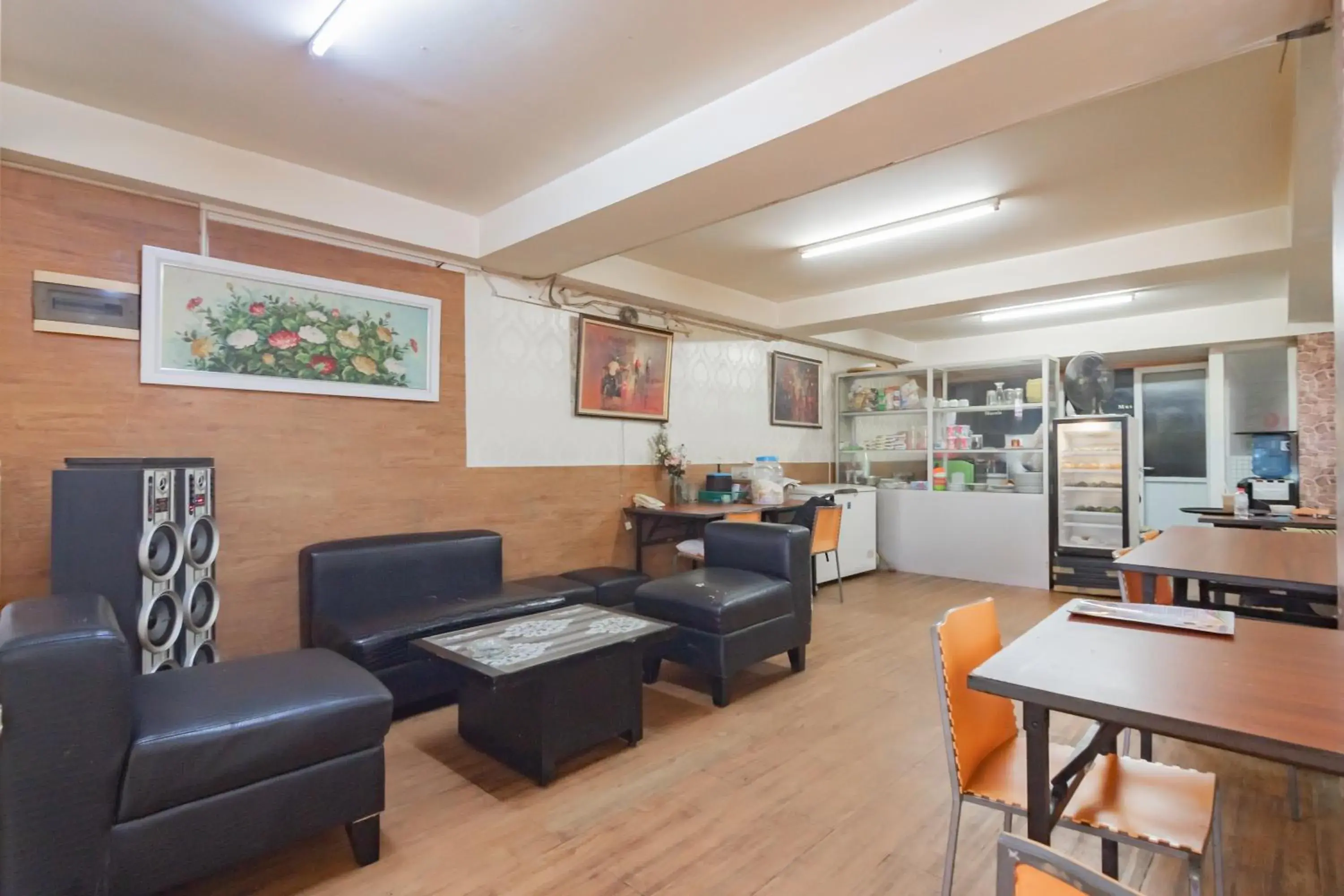 Restaurant/places to eat in RedDoorz near Gedung Sate 2 Restaurant/places to eat in RedDoorz near Gedung Sate 2