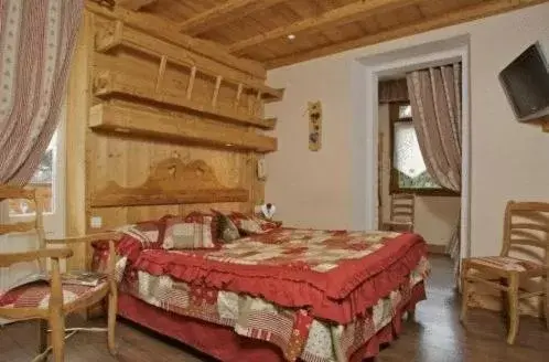 Photo of the whole room, Bed in Hôtel Le Sporting