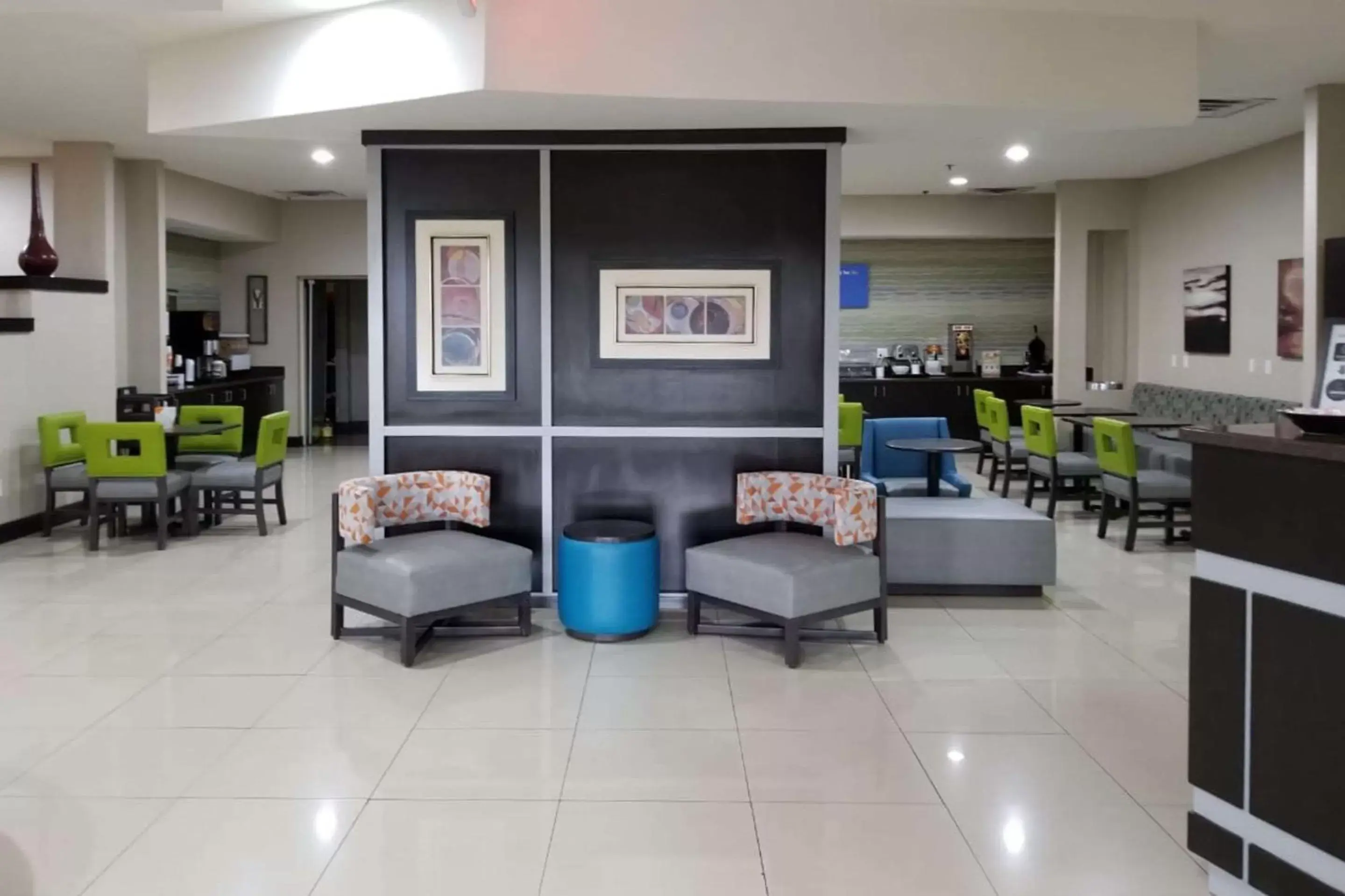 Lobby or reception, Lounge/Bar in Clarion Pointe by Choice Hotels Corydon