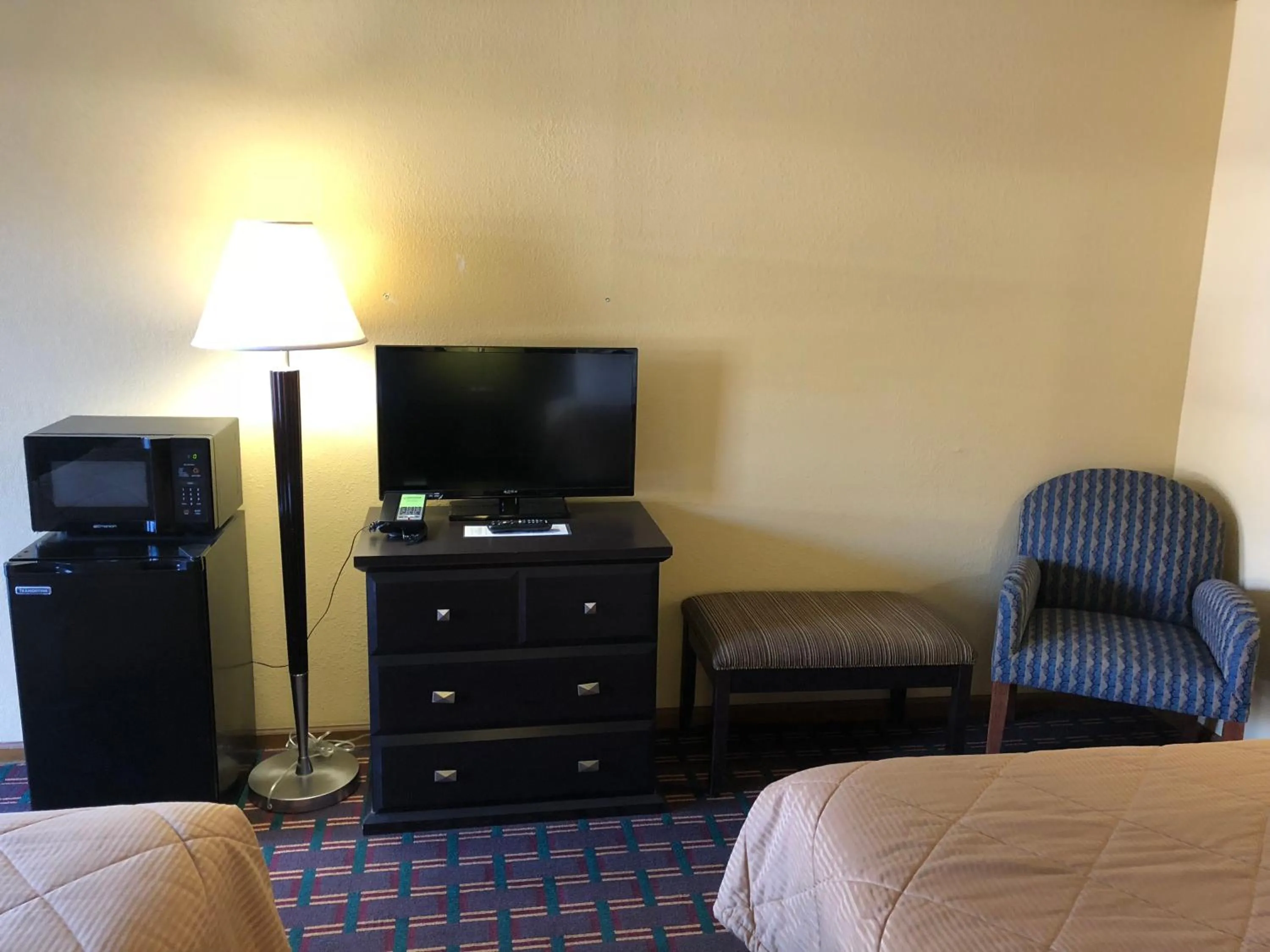 Bed in Americas Best Value Inn Maumee/Toledo