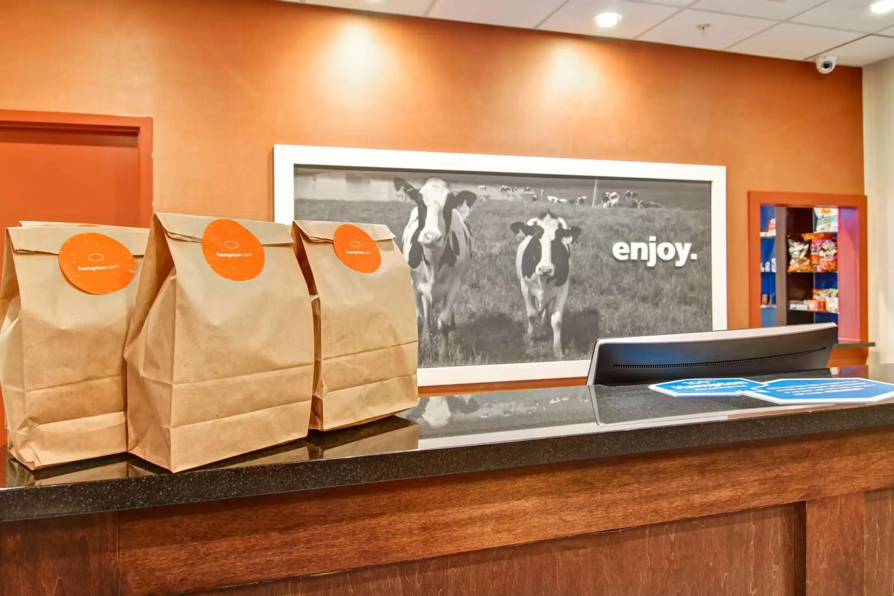 Dining area in Hampton Inn & Suites Red Deer