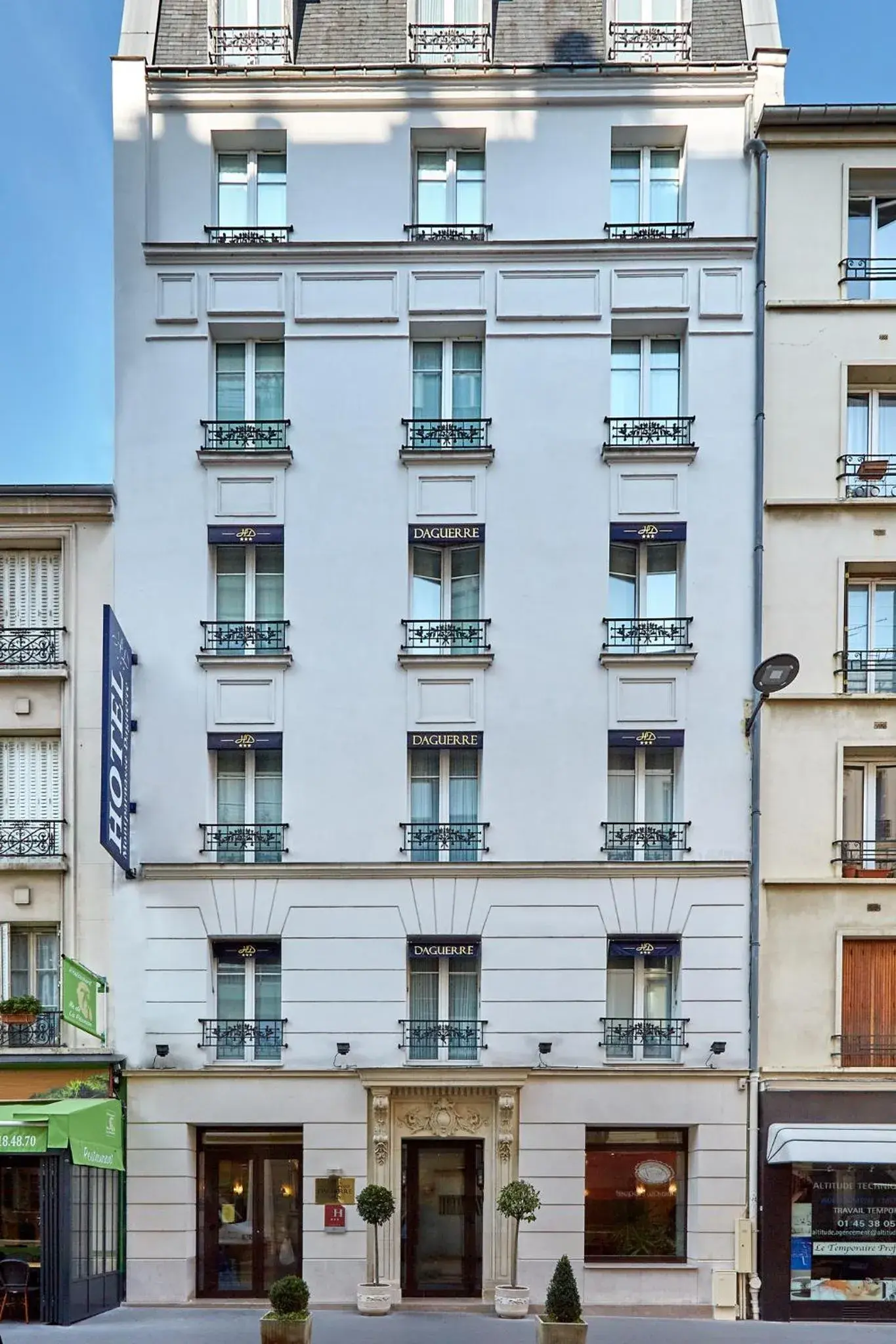 Facade/entrance, Property Building in Montparnasse Daguerre