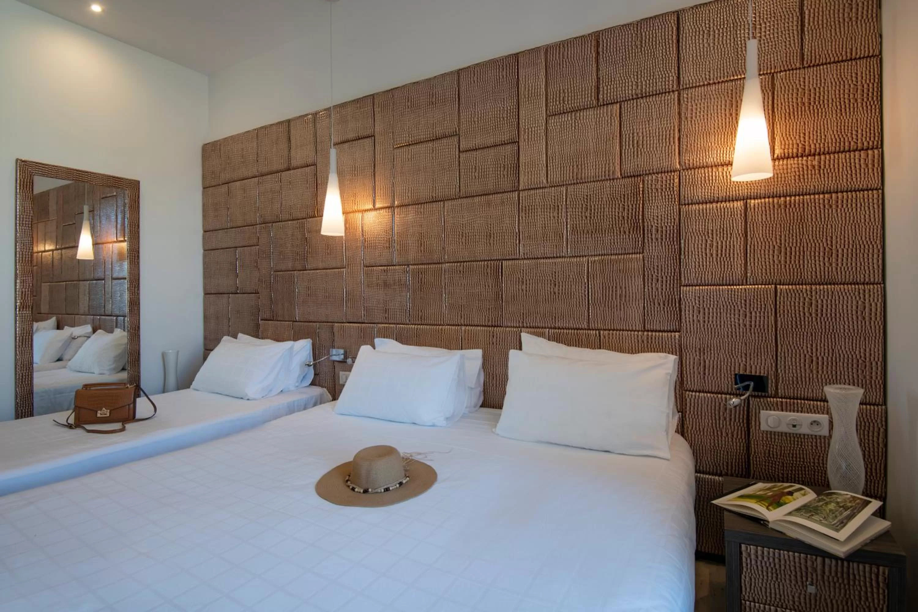 Bedroom, Bed in GOLDEN TULIP CANNES HOTEL de PARIS