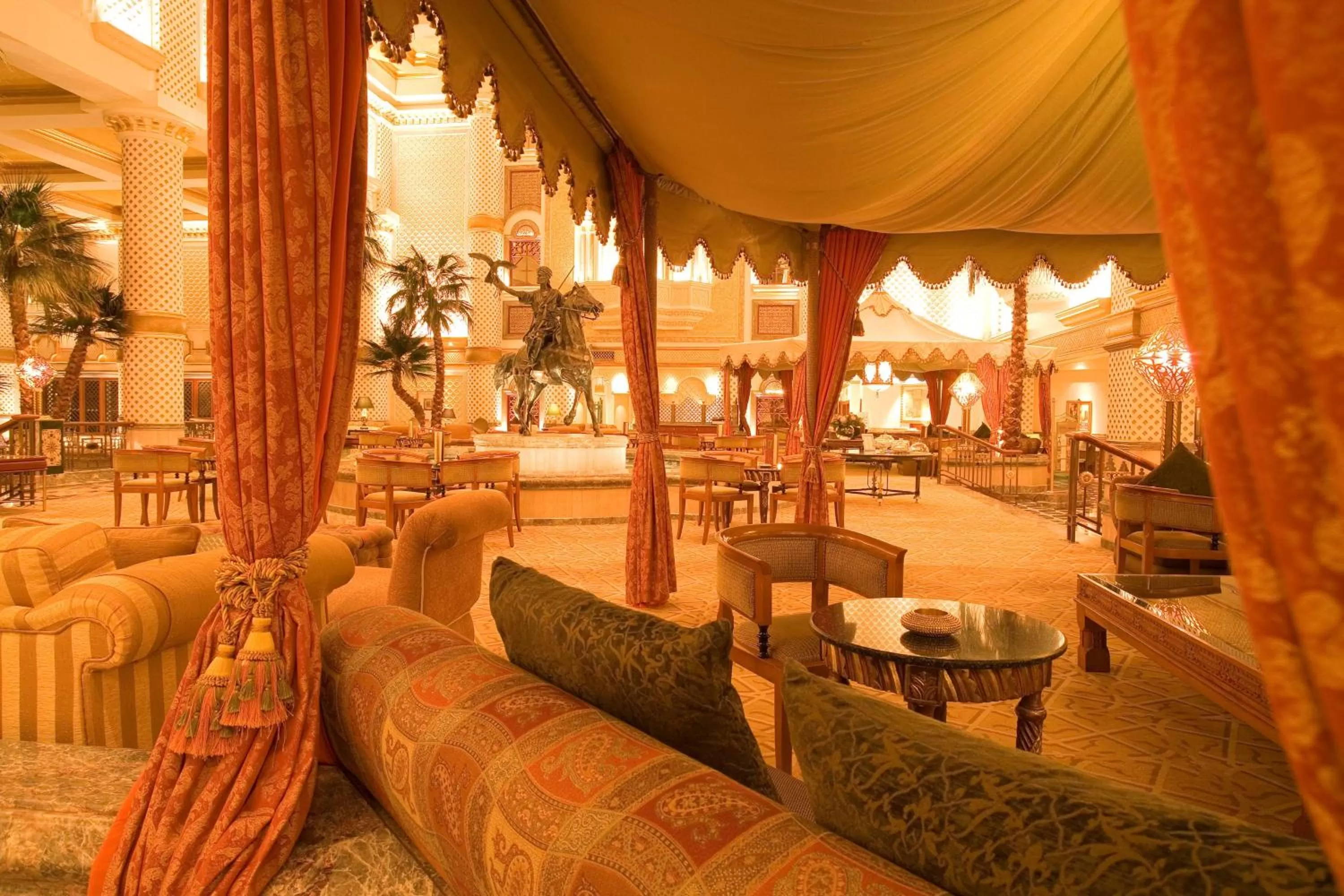 Lounge or bar in Grand Hyatt Muscat