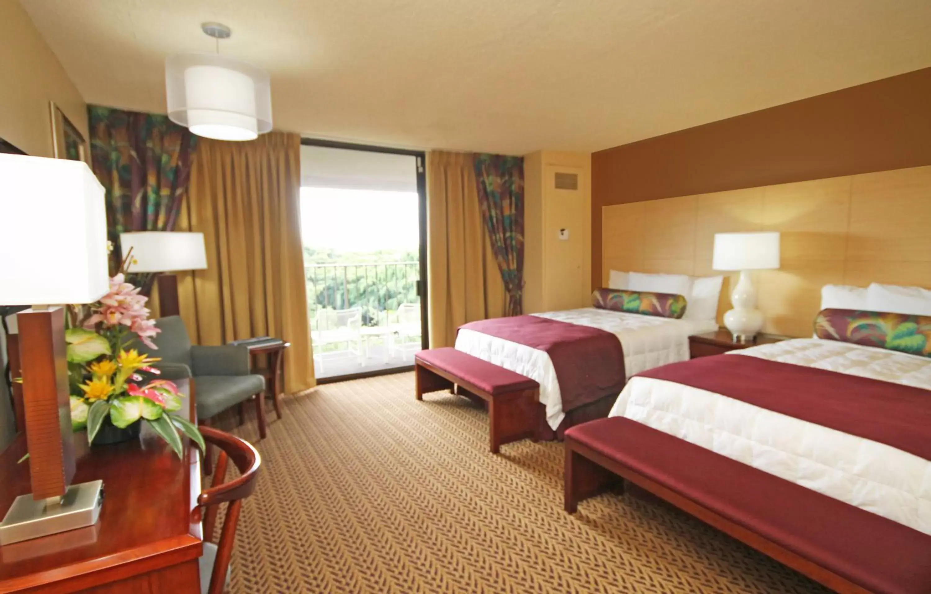 Bed in Castle Hilo Hawaiian Hotel