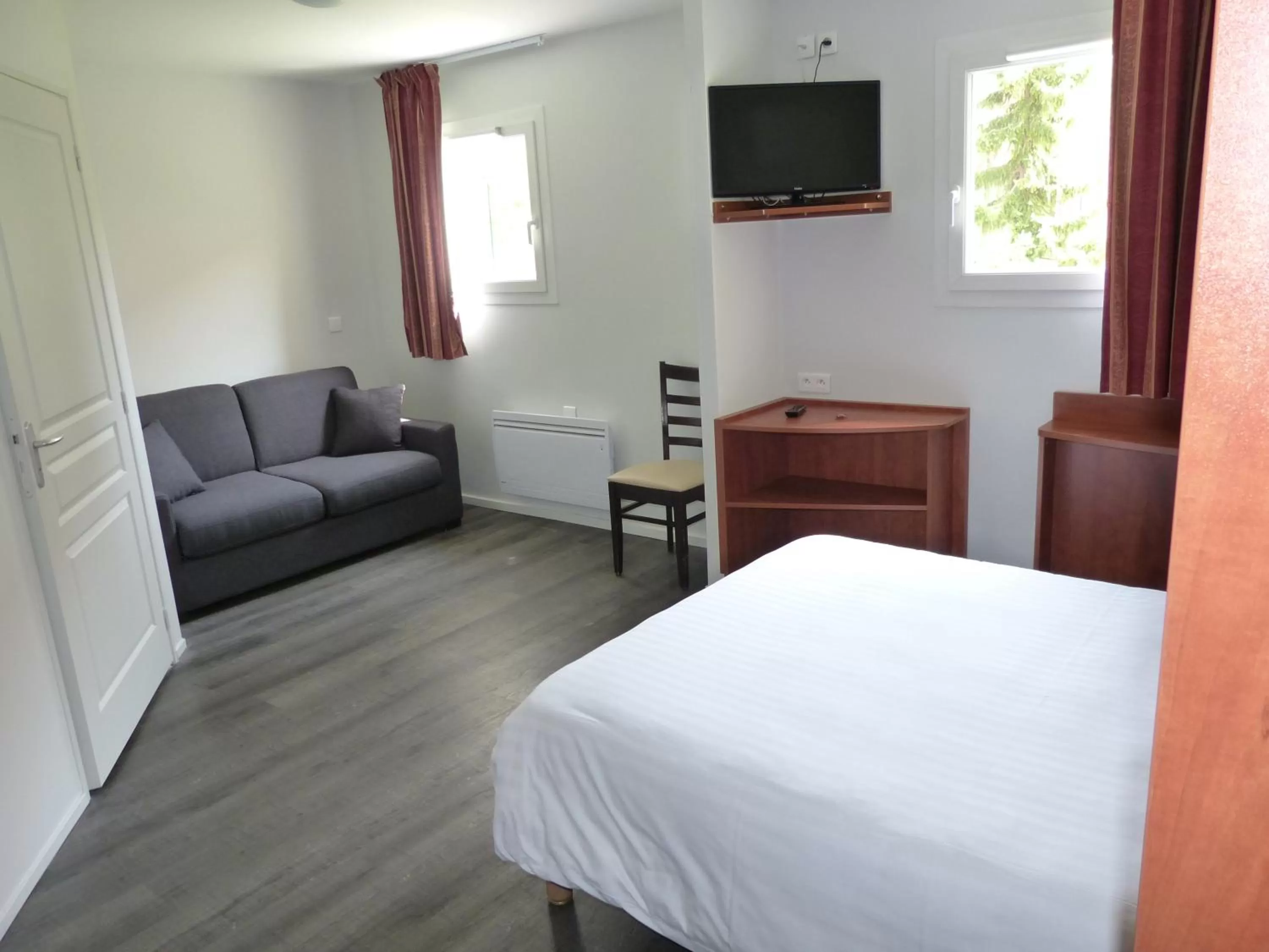 Superior Triple Room in Brit Hotel Reims La Pompelle