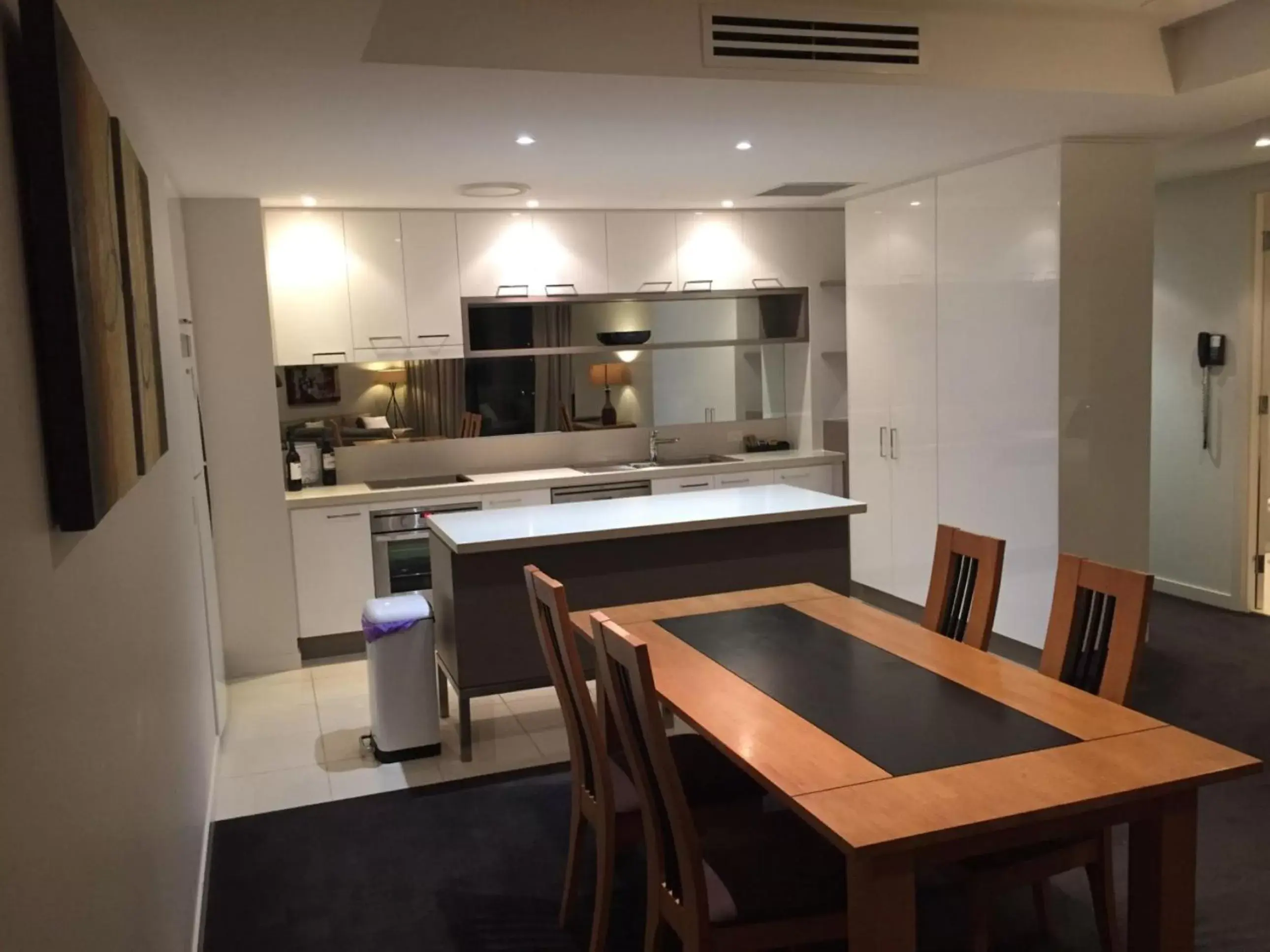 Dining area, Kitchen/Kitchenette in Grand Mercure Allegra Hervey Bay