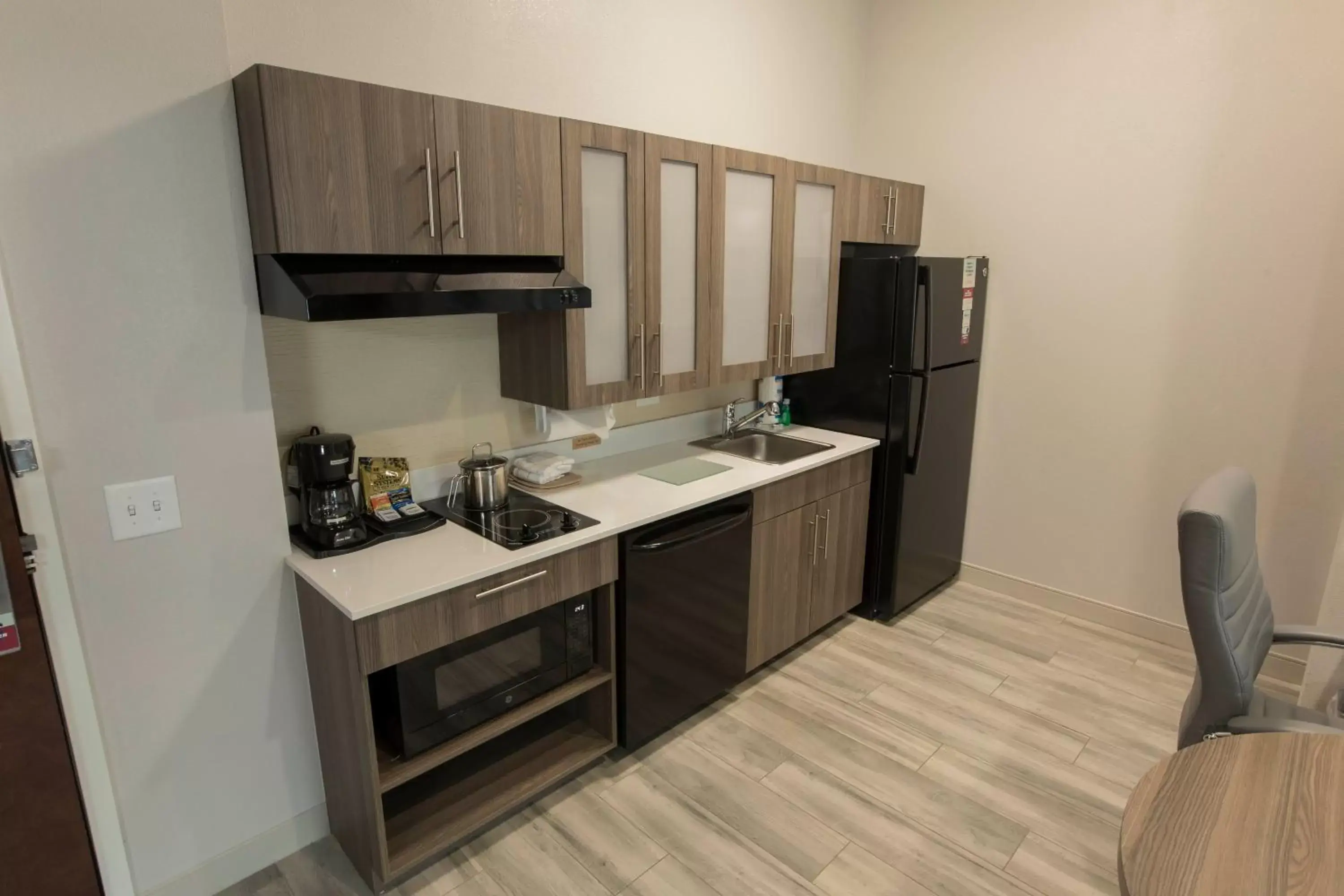 Photo of the whole room, Kitchen/Kitchenette in Candlewood Suites - McDonough, an IHG Hotel