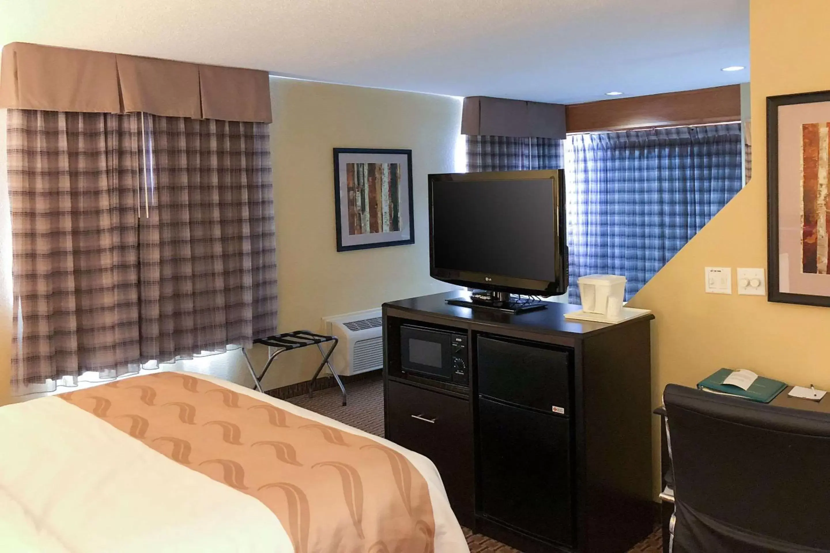 Photo of the whole room, TV/Entertainment Center in Quality Inn & Suites Sun Prairie Madison East