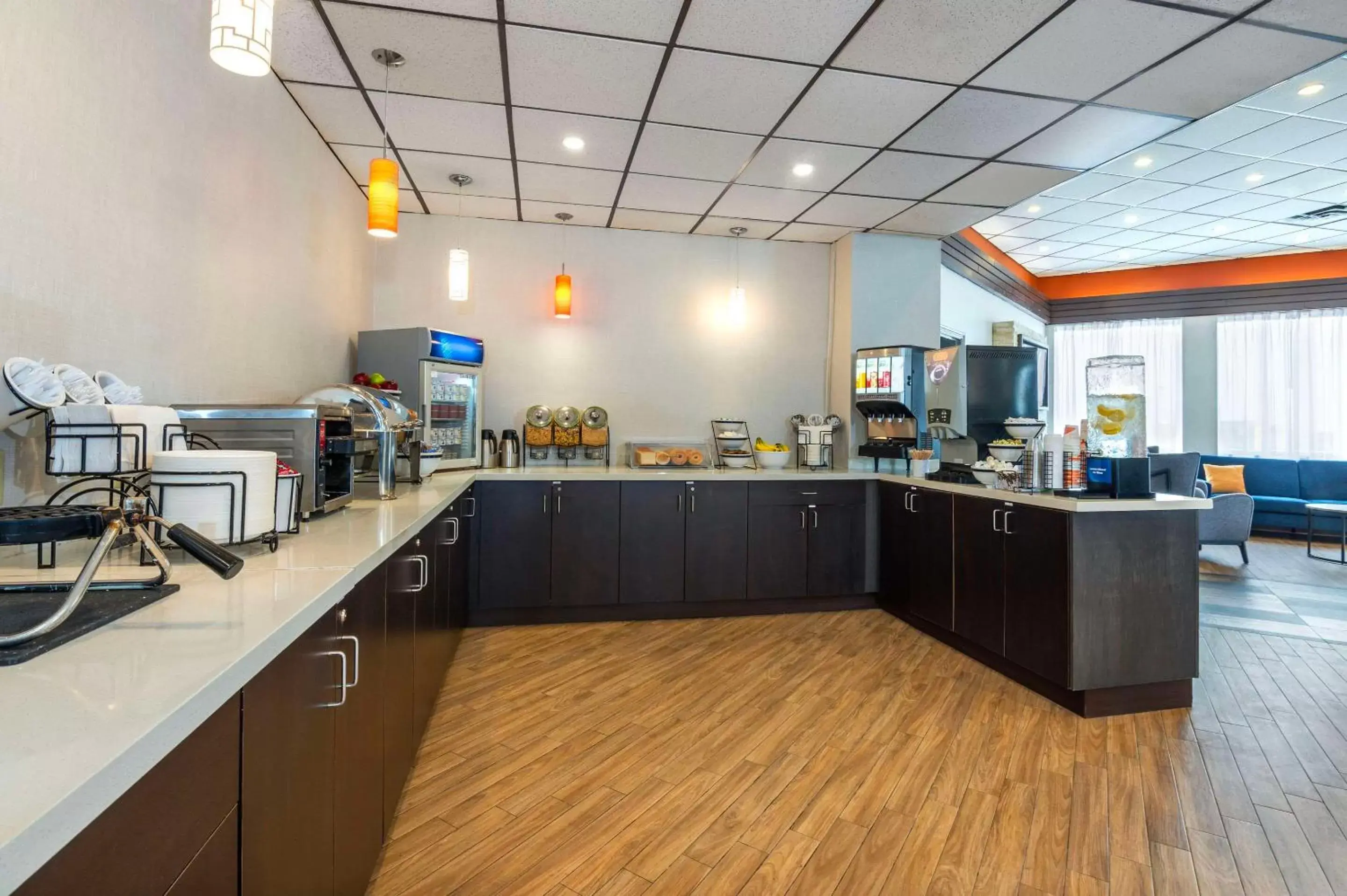 Coffee/tea facilities, Restaurant/Places to Eat in Comfort Inn & Suites Barrie