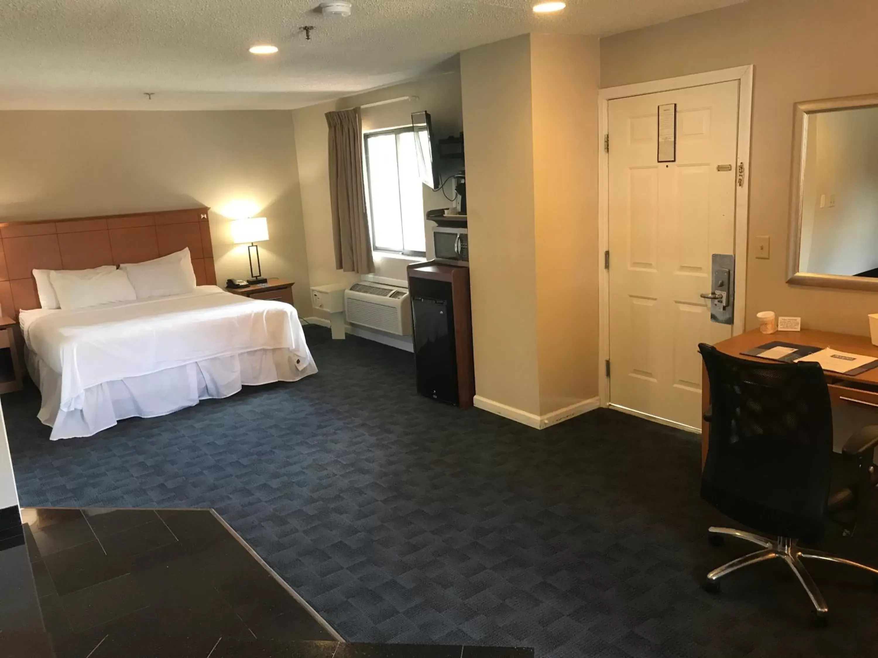 King Suite with Hot Tub - Non-Smoking in Americas Best Value Inn Torrington, CT