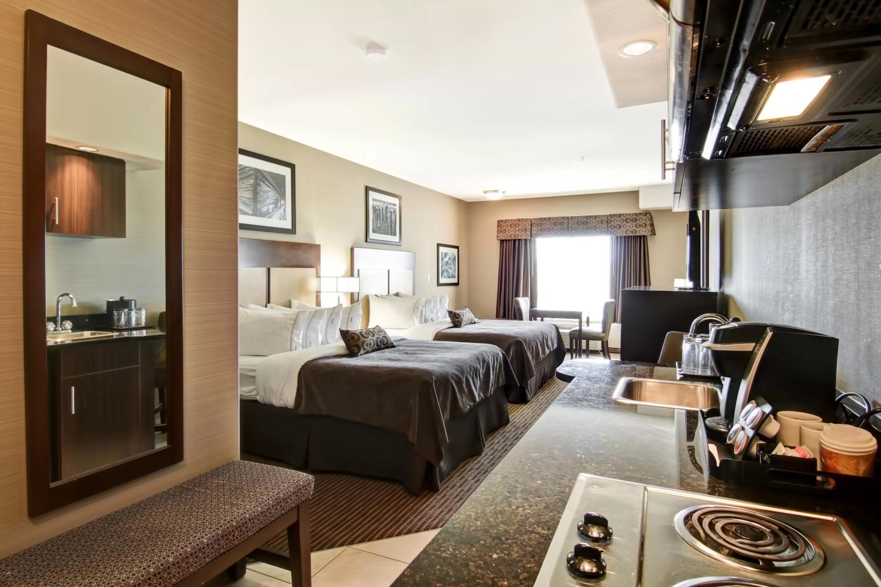 Kitchen or kitchenette, Bed in Canalta Hotel Shaunavon