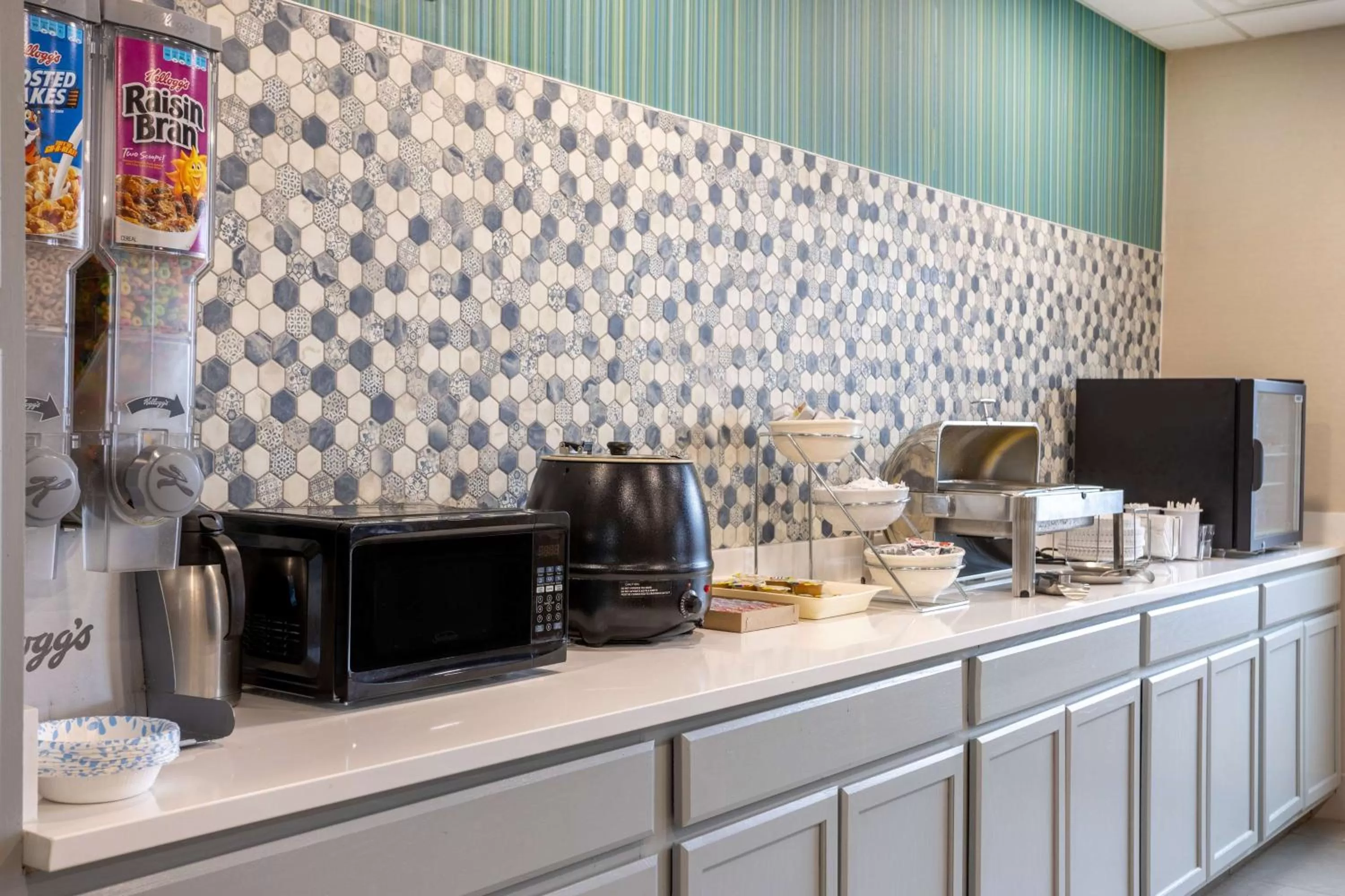 Breakfast in Wingate by Wyndham Waldorf - Washington DC Area