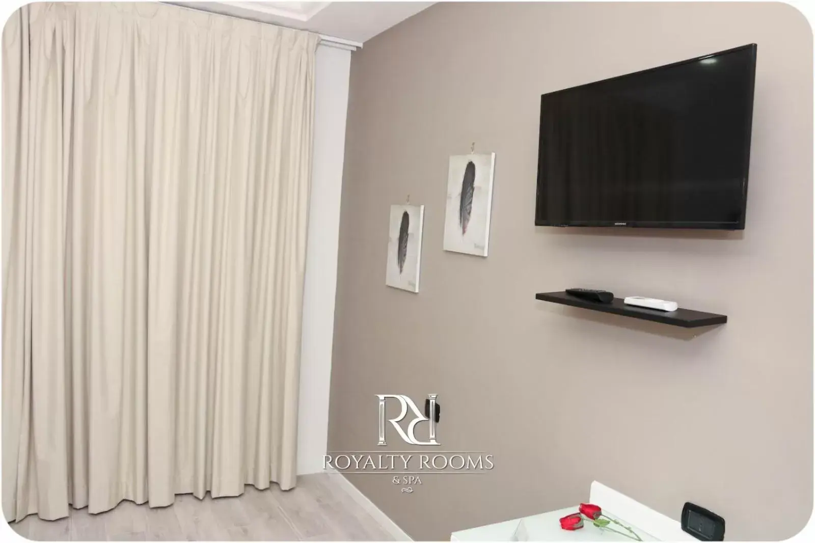 TV and multimedia, TV/Entertainment Center in Royalty Rooms & Spa