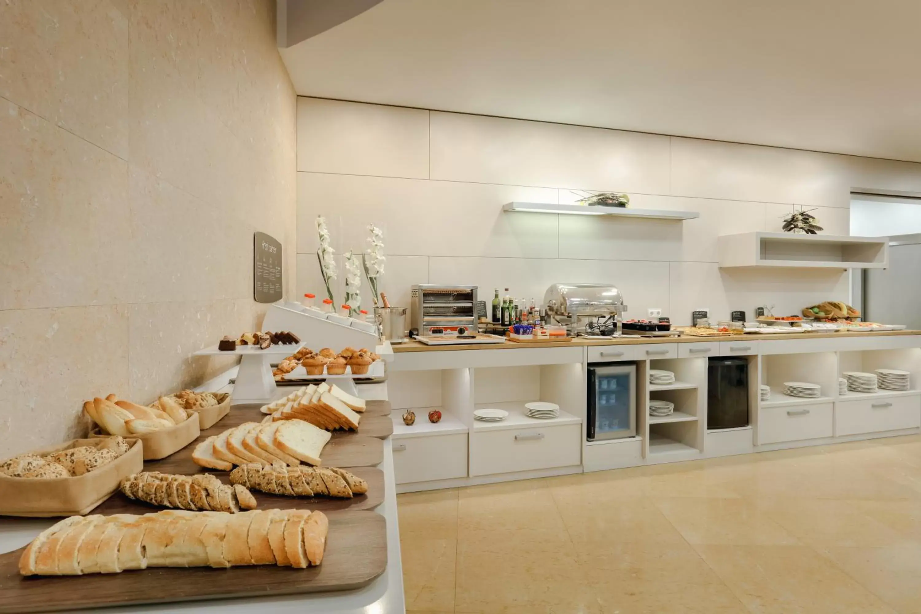 Breakfast, Kitchen/Kitchenette in RAMBLAS HOTEL powered by Vincci Hoteles