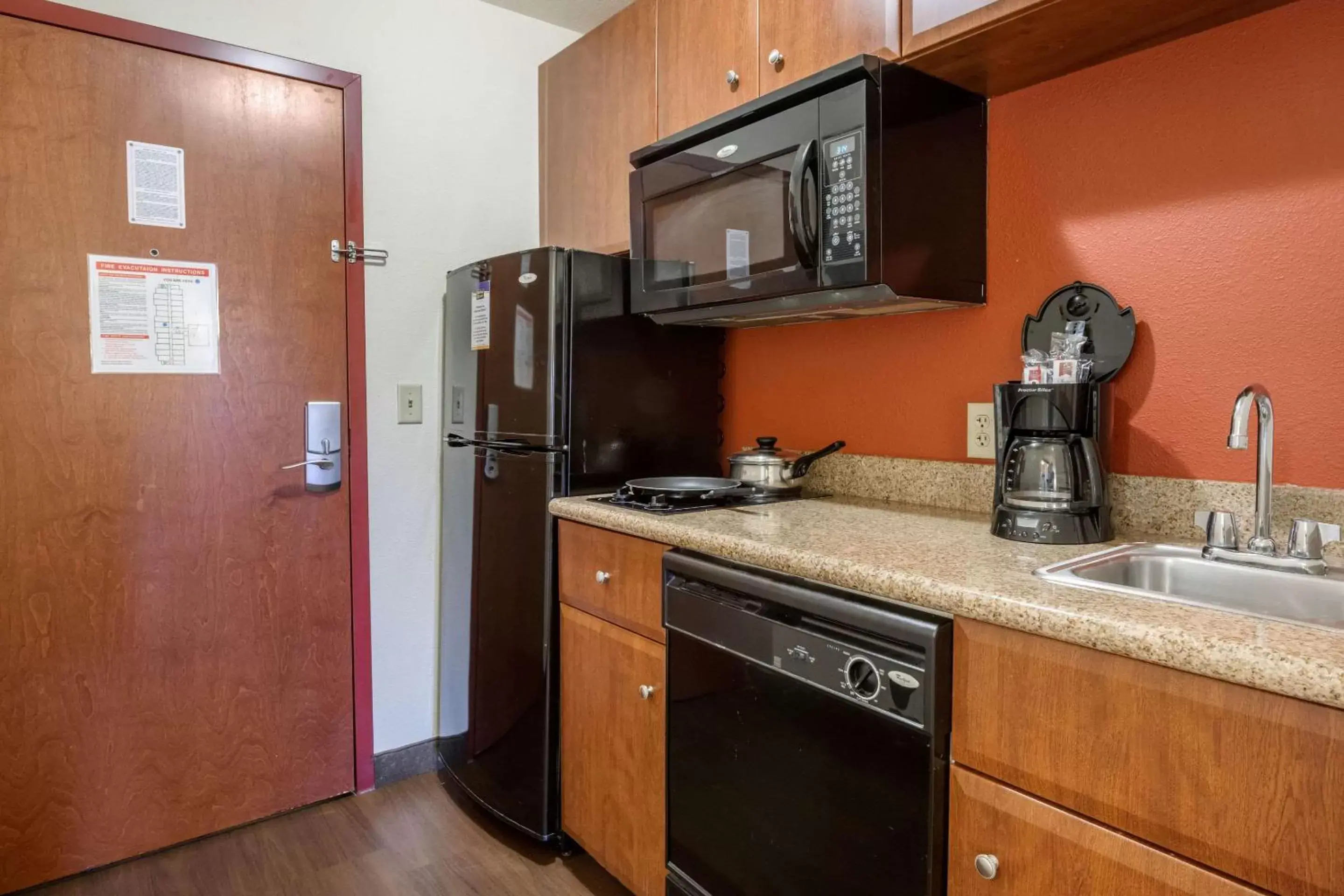 Bedroom, Kitchen/Kitchenette in MainStay Suites Grantville