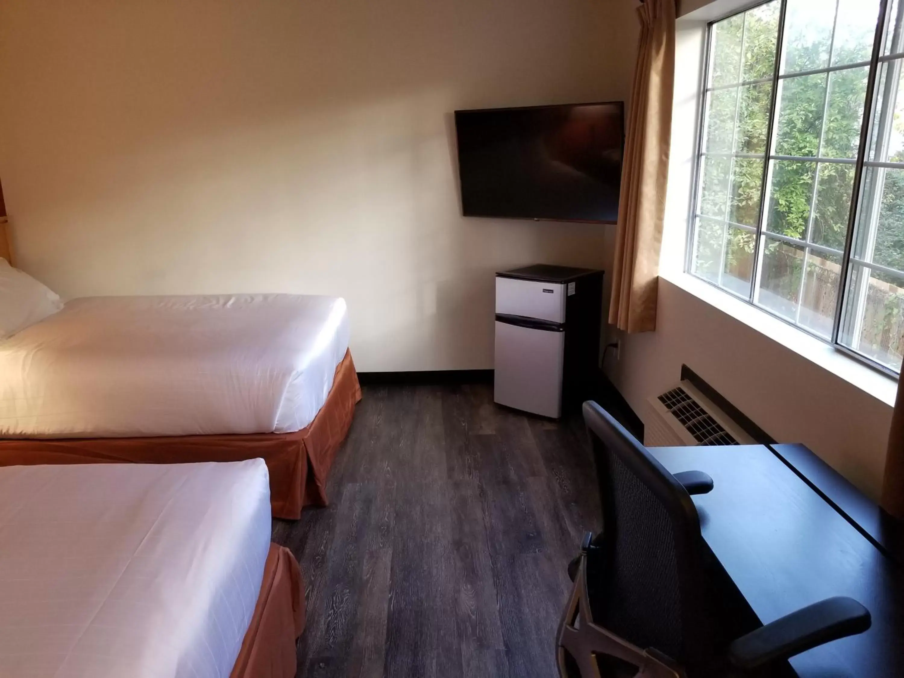 TV and multimedia, Bed in Best Lynnwood Inn