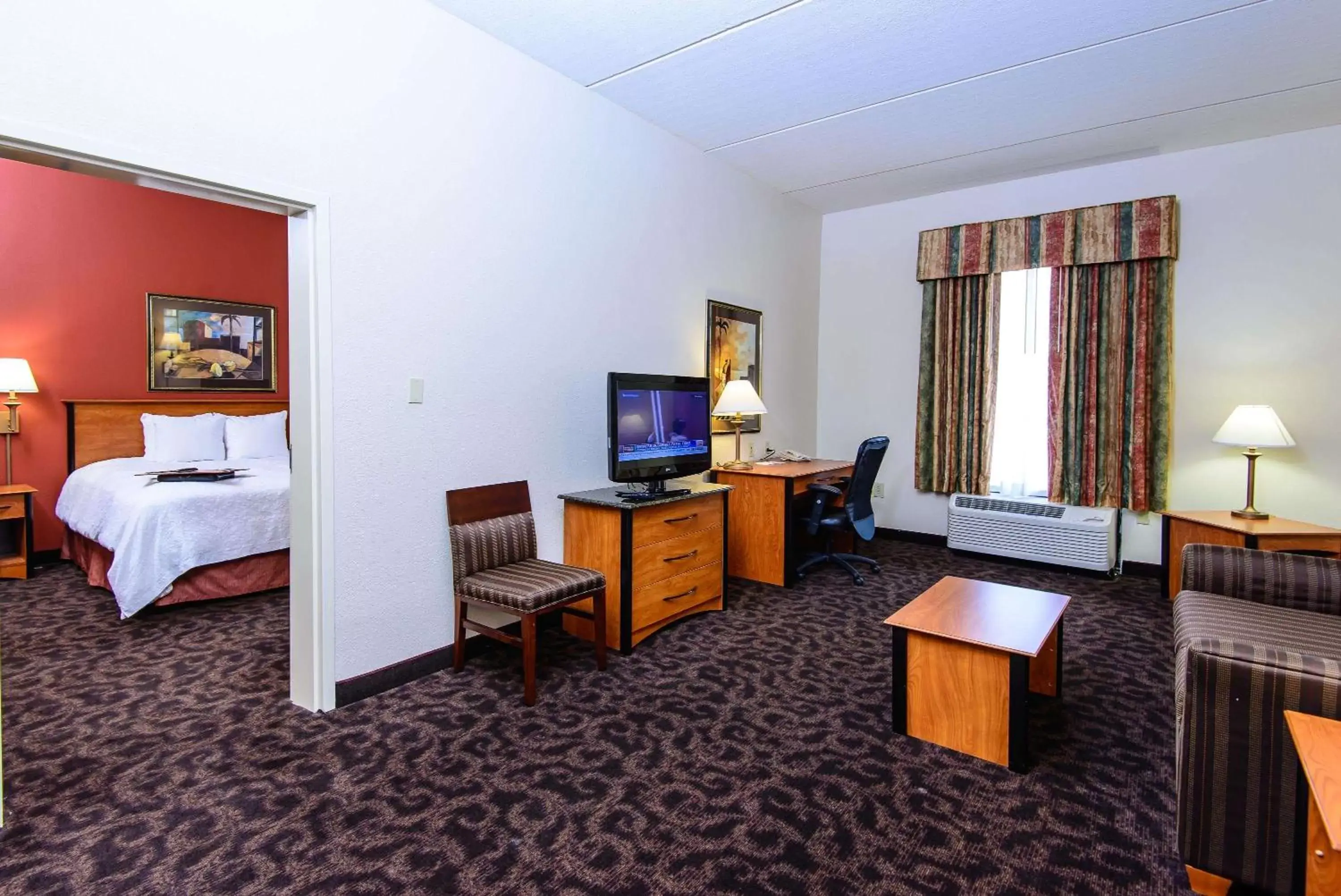 Bed, TV/Entertainment Center in Hampton Inn Houston-Pearland, TX