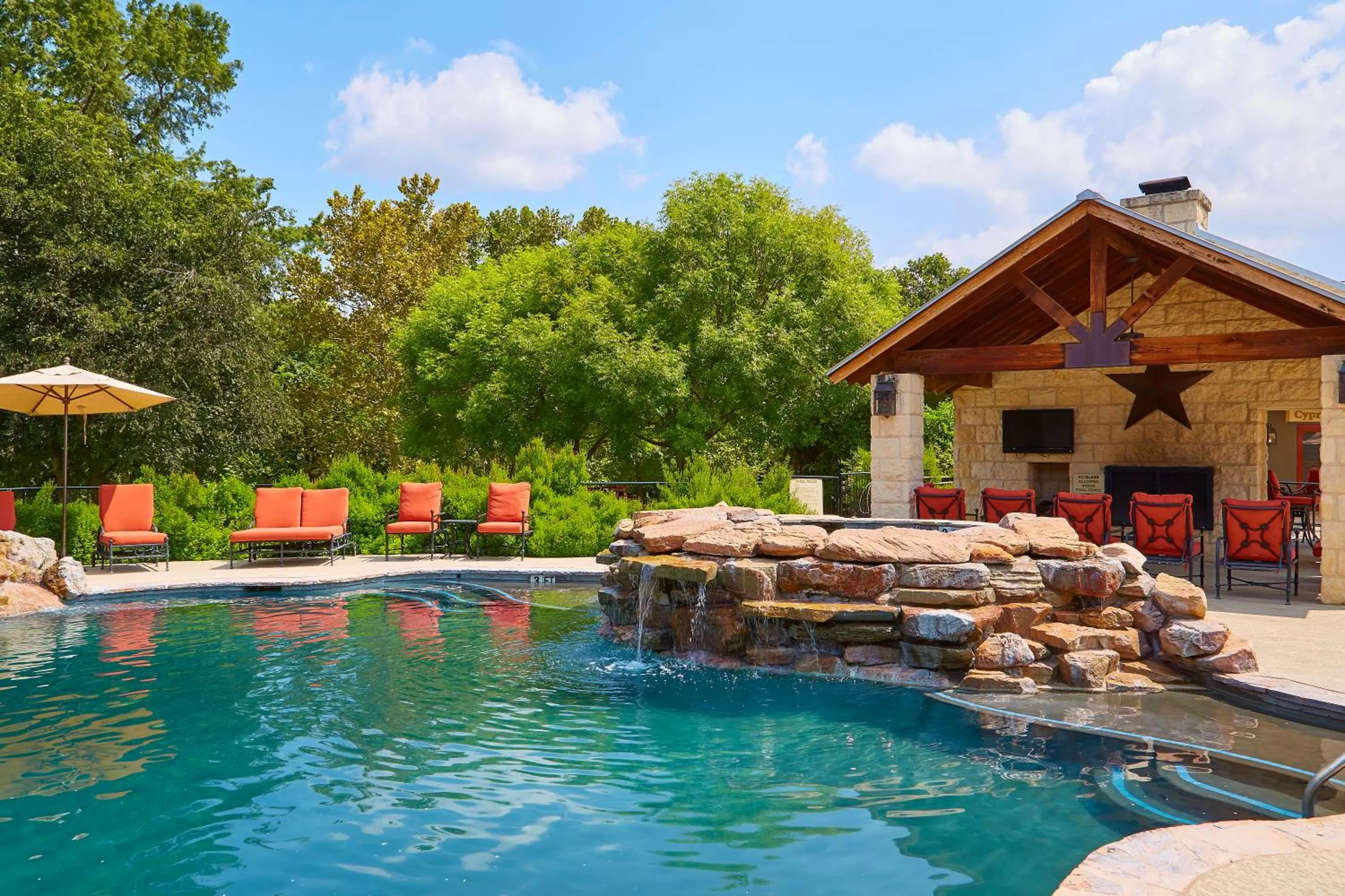 Swimming pool in Fredericksburg Inn and Suites