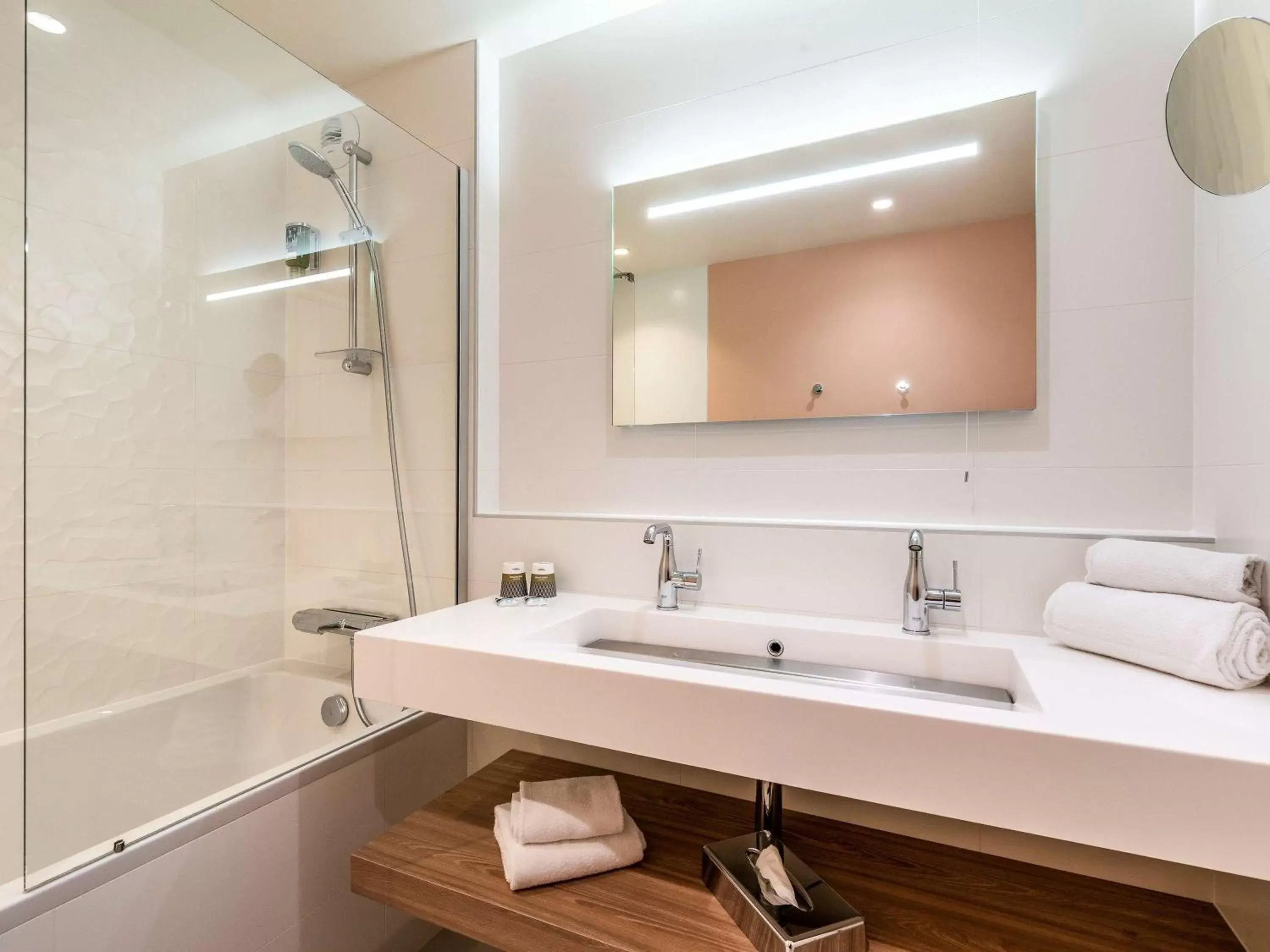 Photo of the whole room, Bathroom in Mercure Marseille Centre Prado Vélodrome