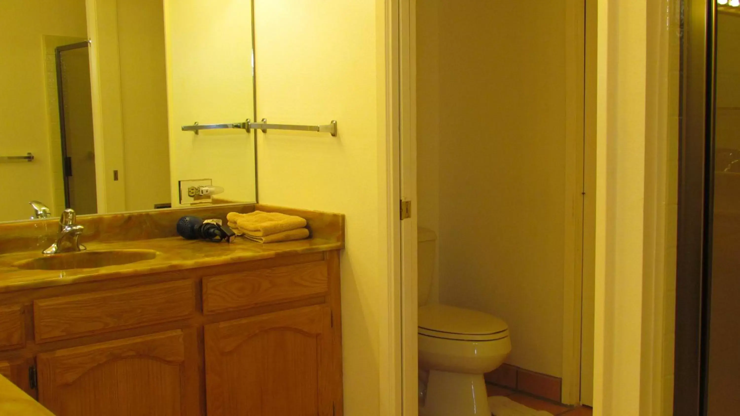 Bathroom in Topanga Canyon Inn Bed and Breakfast