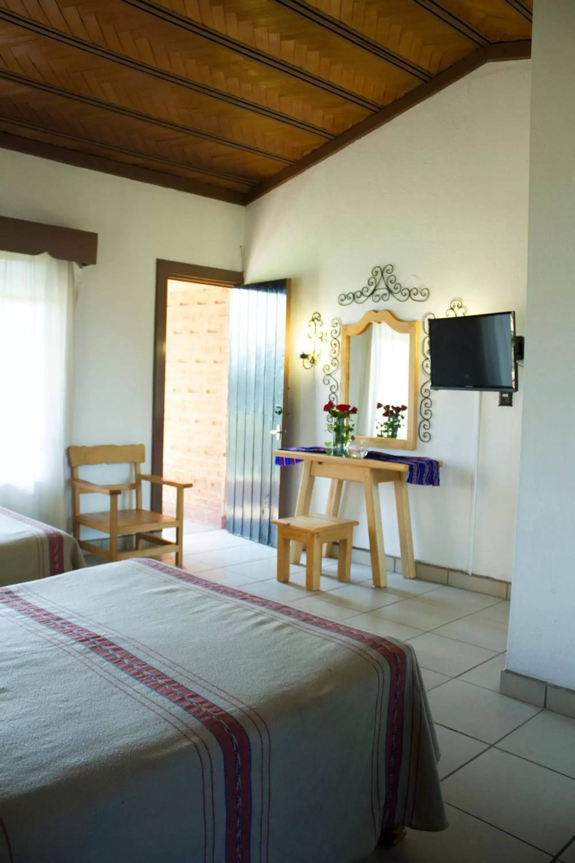 Bed, TV/Entertainment Center in Hotel Pie de la Sierra