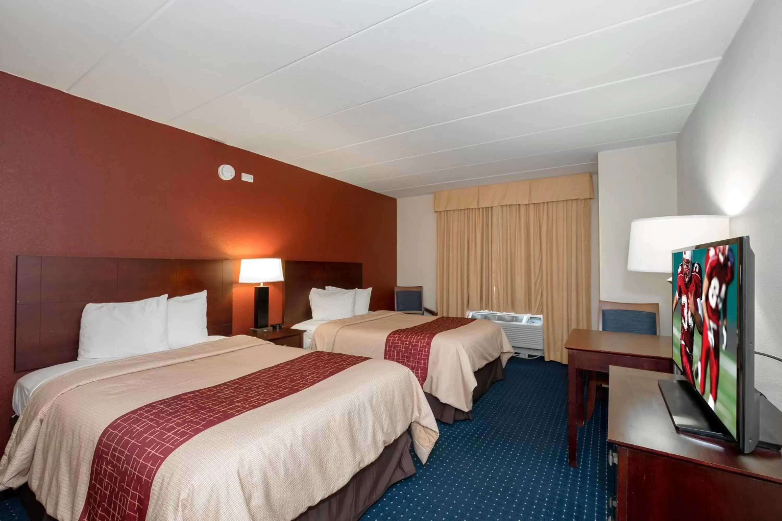 Photo of the whole room, Bed in Red Roof Inn Annapolis