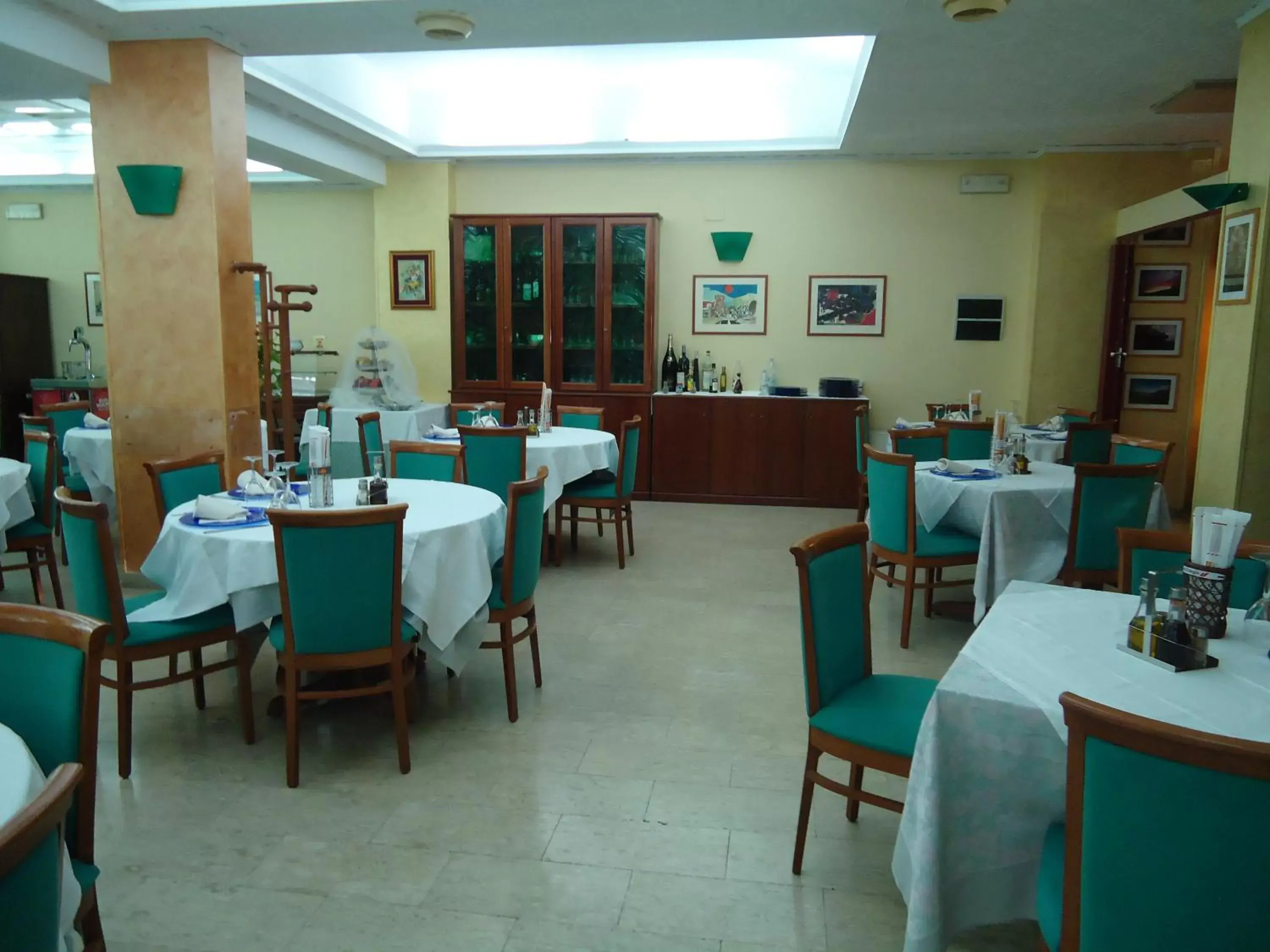 Restaurant/Places to Eat in Hotel Ristorante Mommo