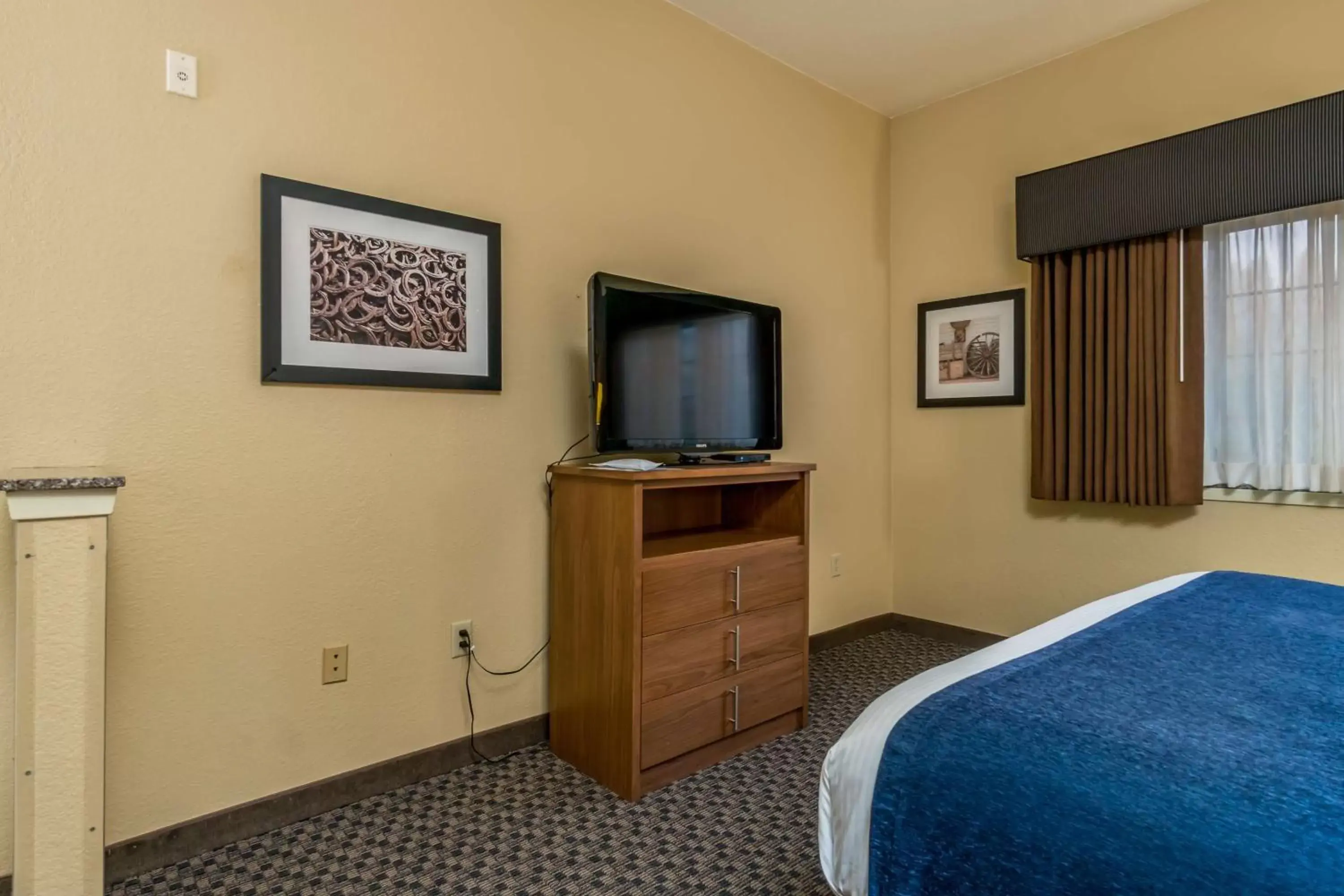 Photo of the whole room, TV/Entertainment Center in Best Western Plus Shamrock Inn & Suites