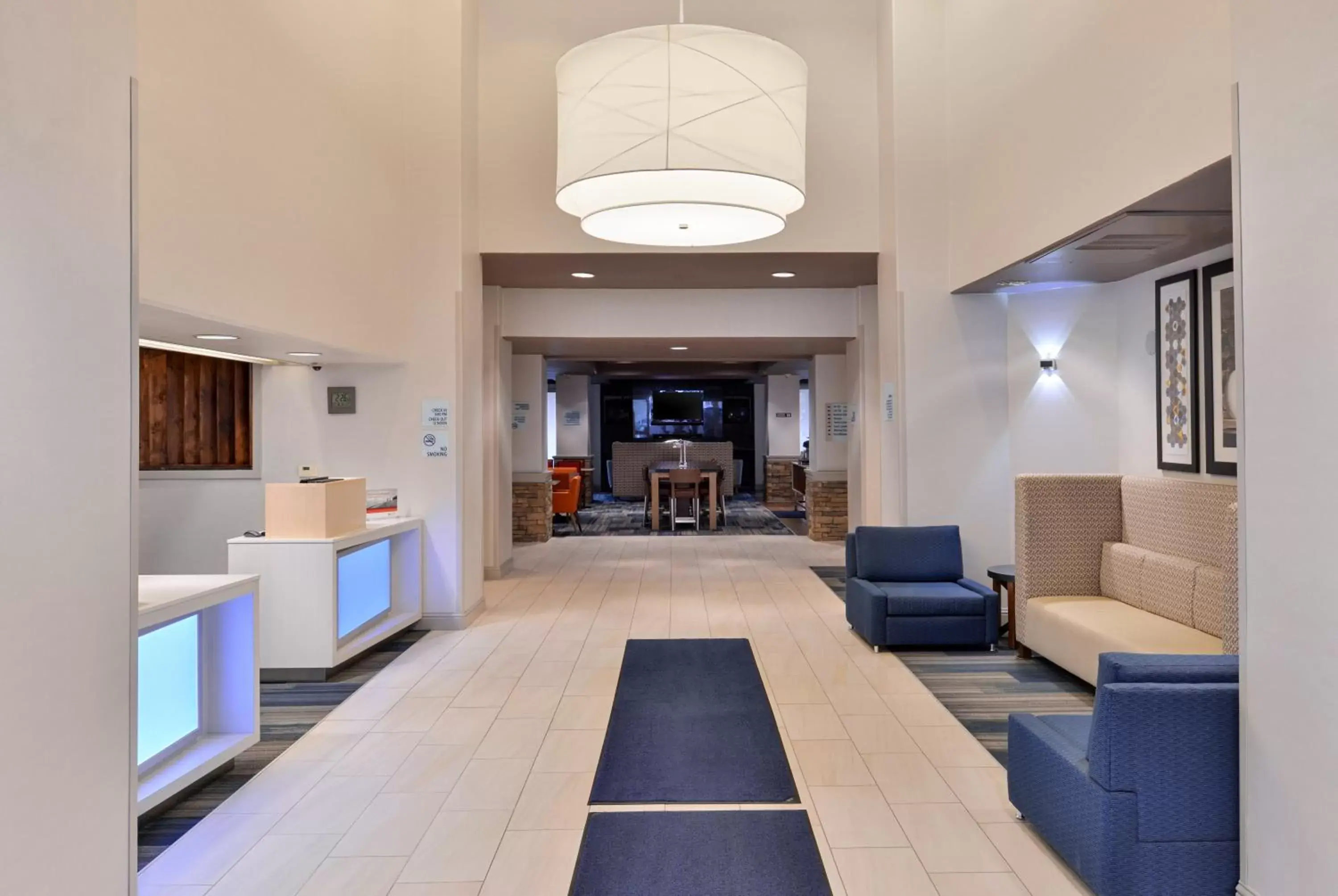 Property building, Lobby/Reception in Holiday Inn Express Woodland, an IHG Hotel