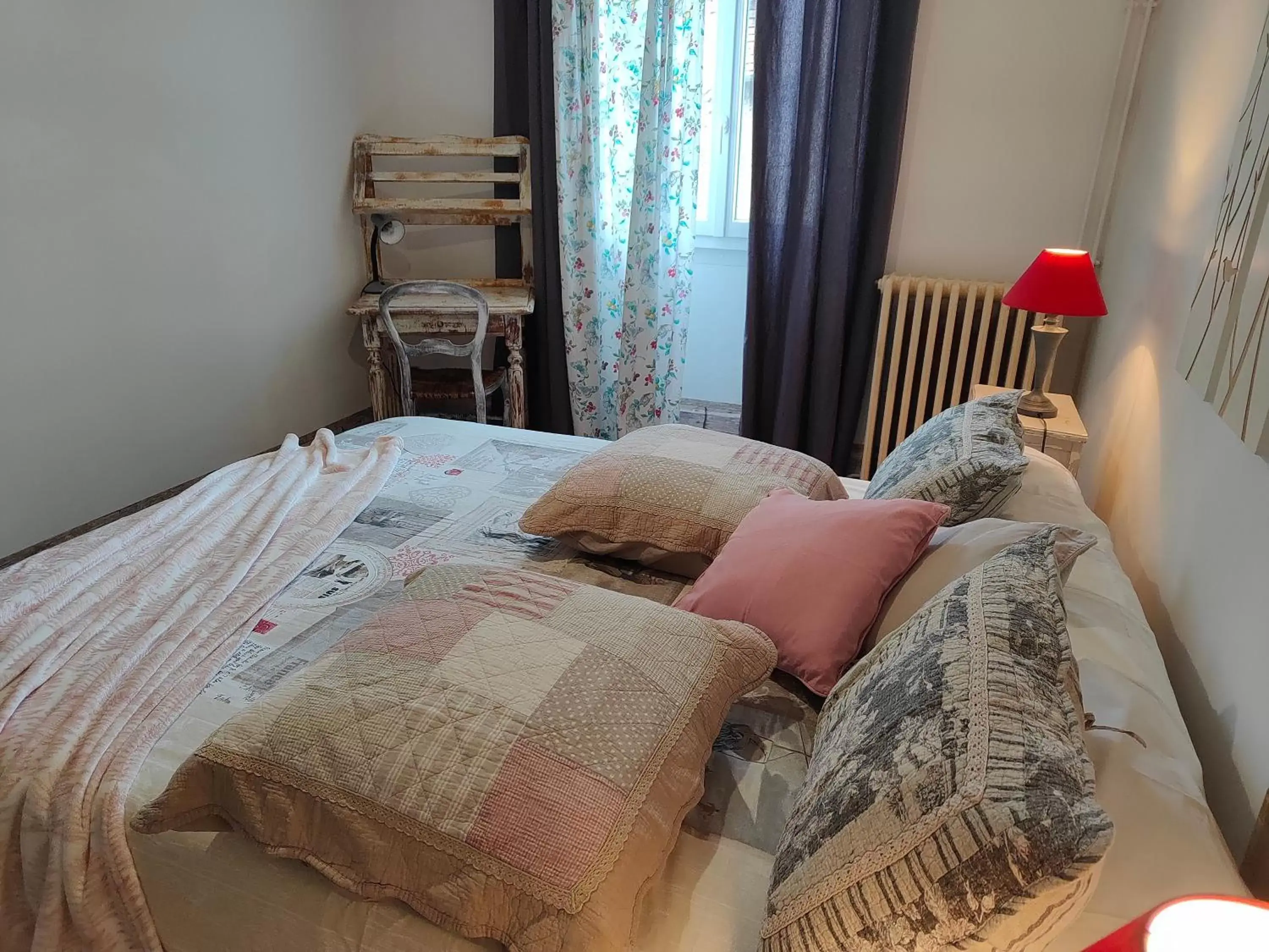 Bedroom, Bed in Le Chat Botté Chambres et Table d'hôte sur réservation