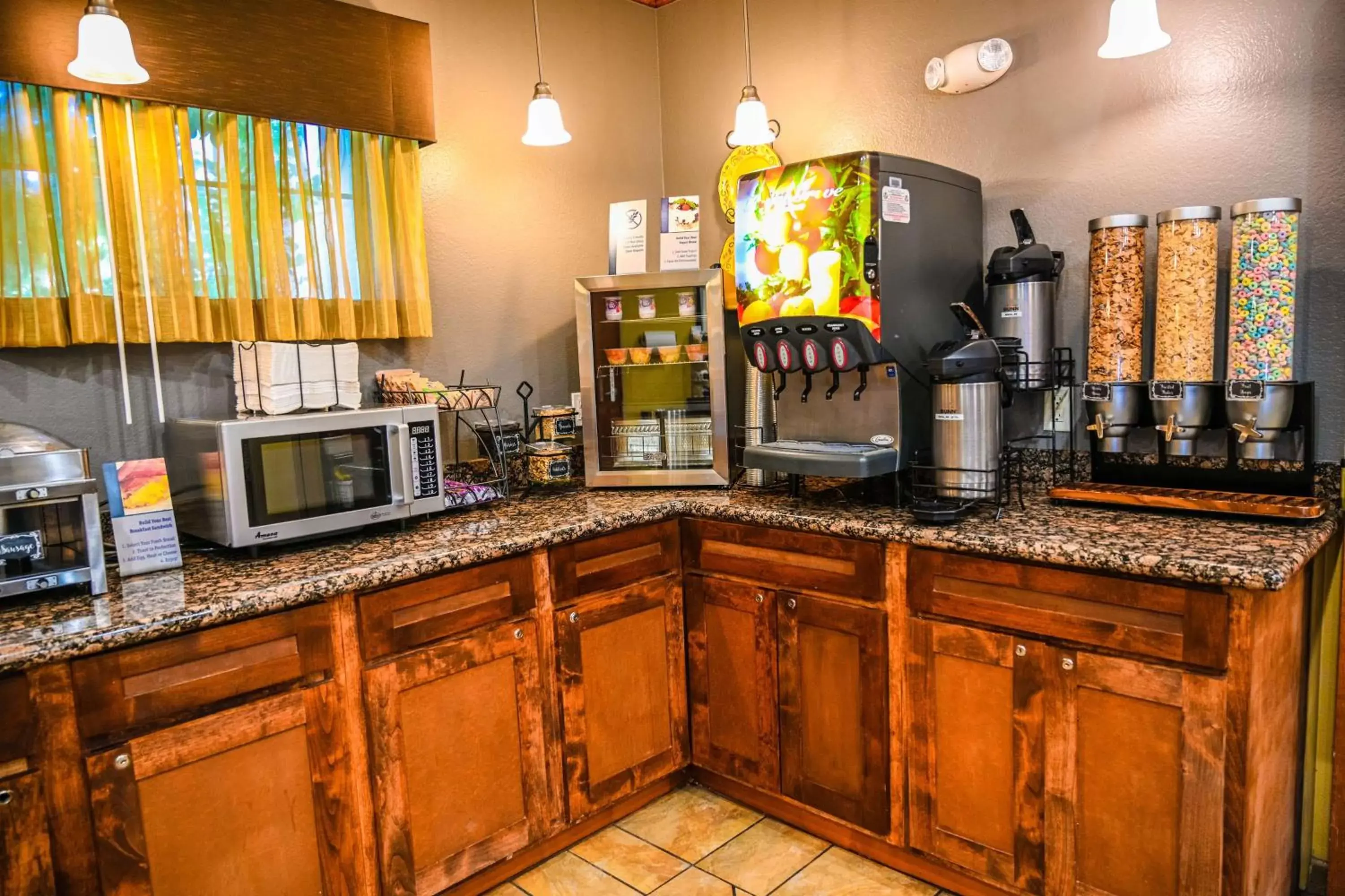 Breakfast, Kitchen/Kitchenette in Best Western Plus Guymon Hotel & Suites