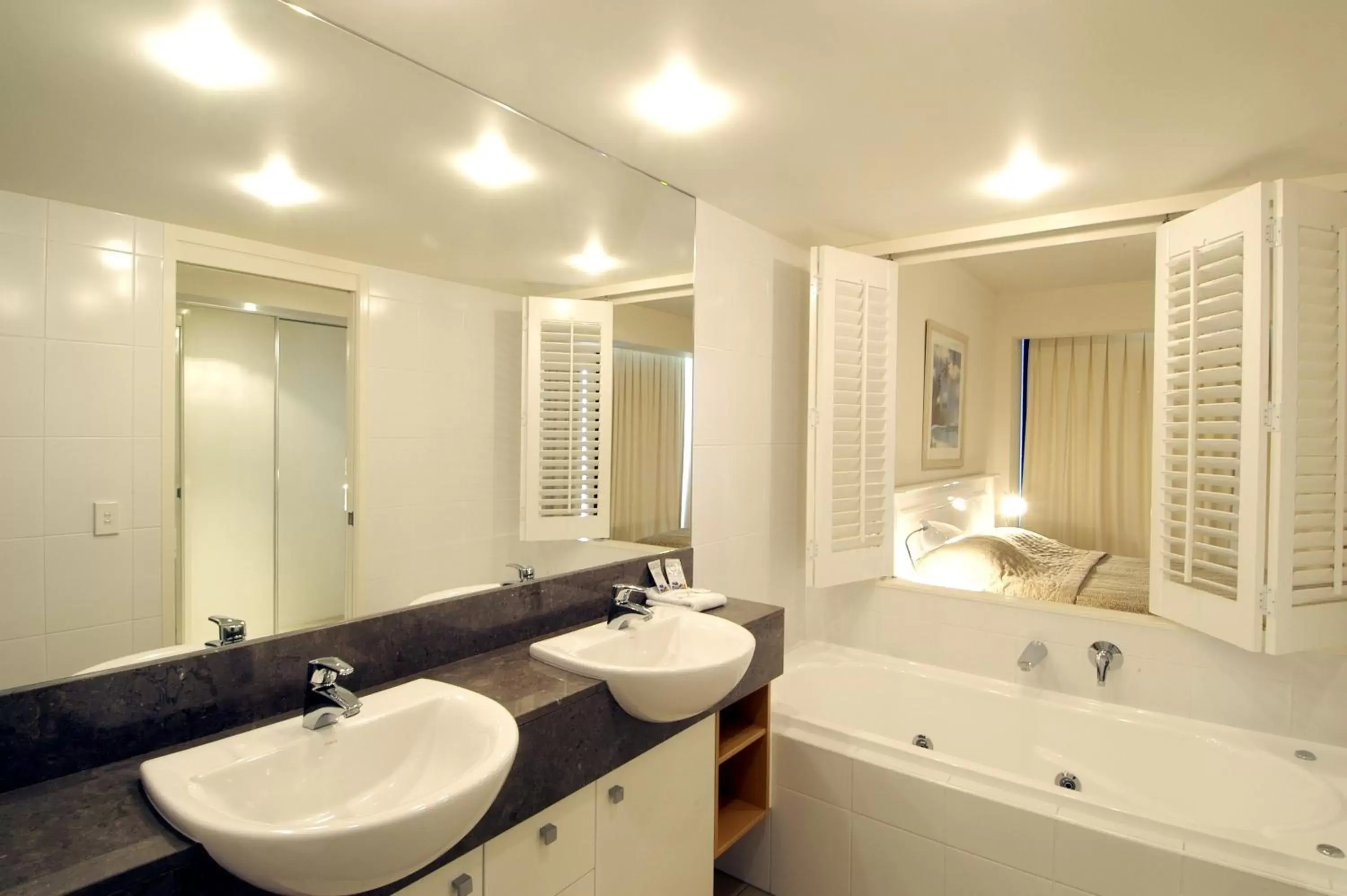 Bathroom in Mantra Broadbeach on the Park