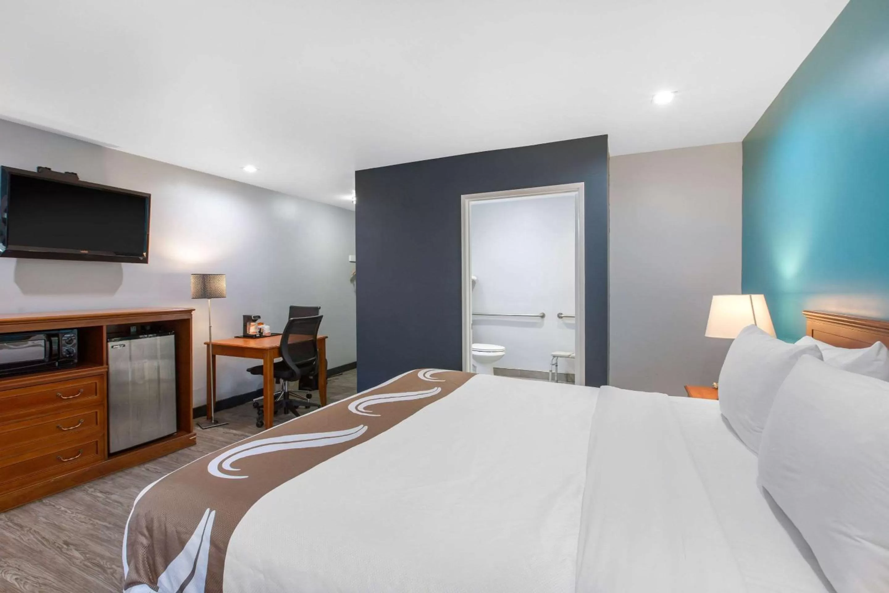 Bedroom, Bed in Quality Inn Near Hollywood Walk of Fame