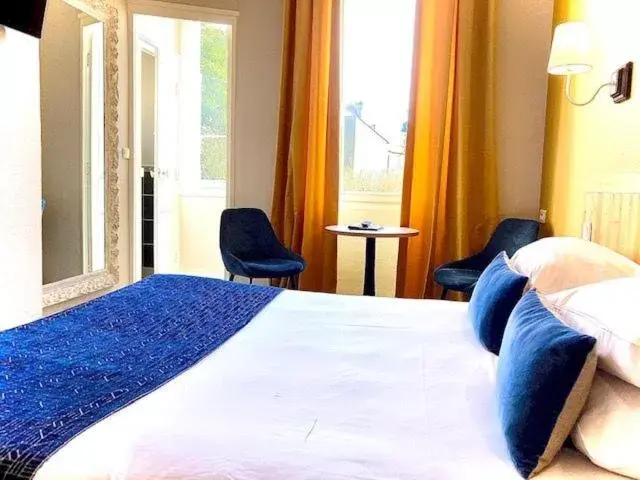 Photo of the whole room, Bed in Hôtel Coeur De Loire