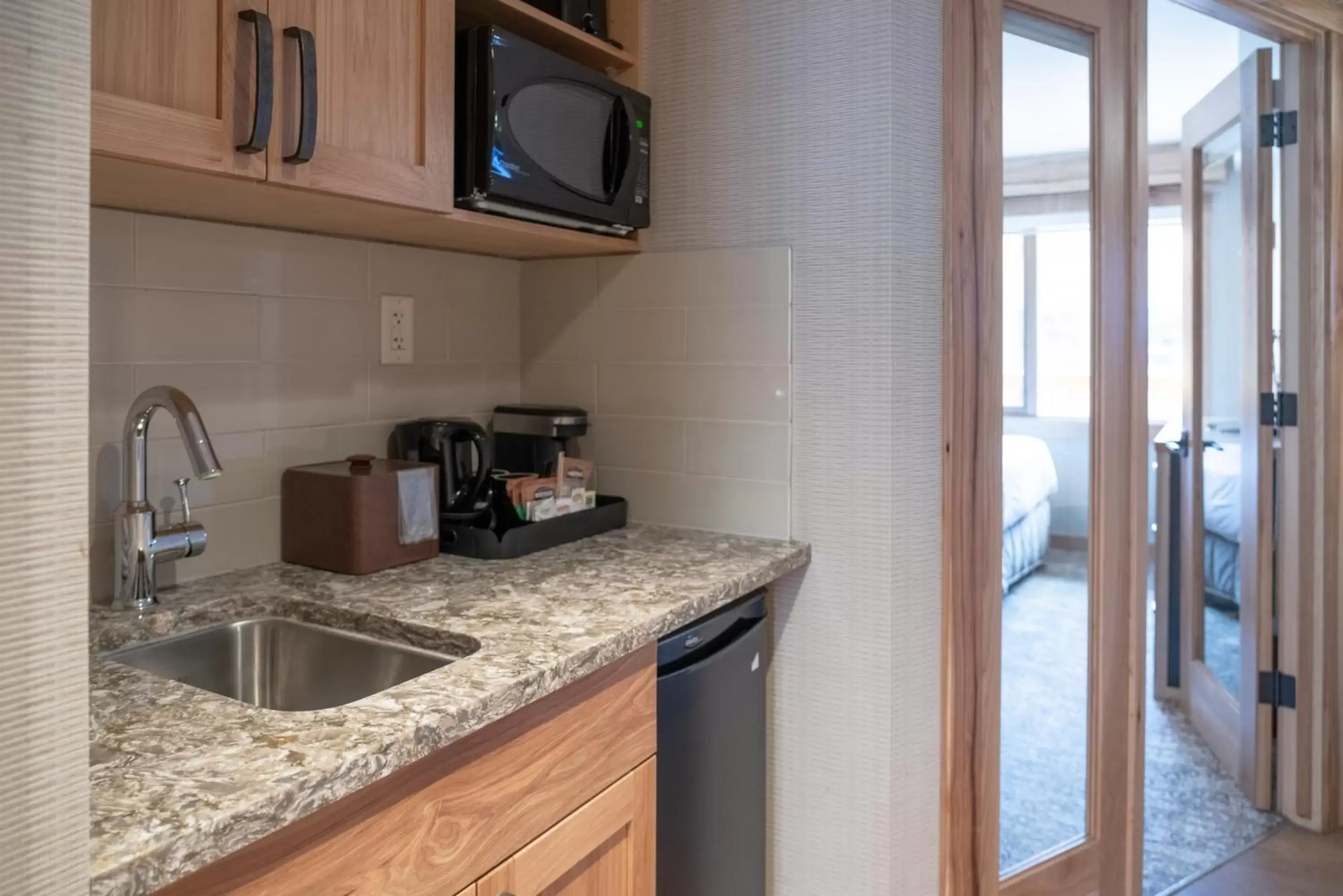 Coffee/tea facilities, Kitchen/Kitchenette in Moose Hotel and Suites