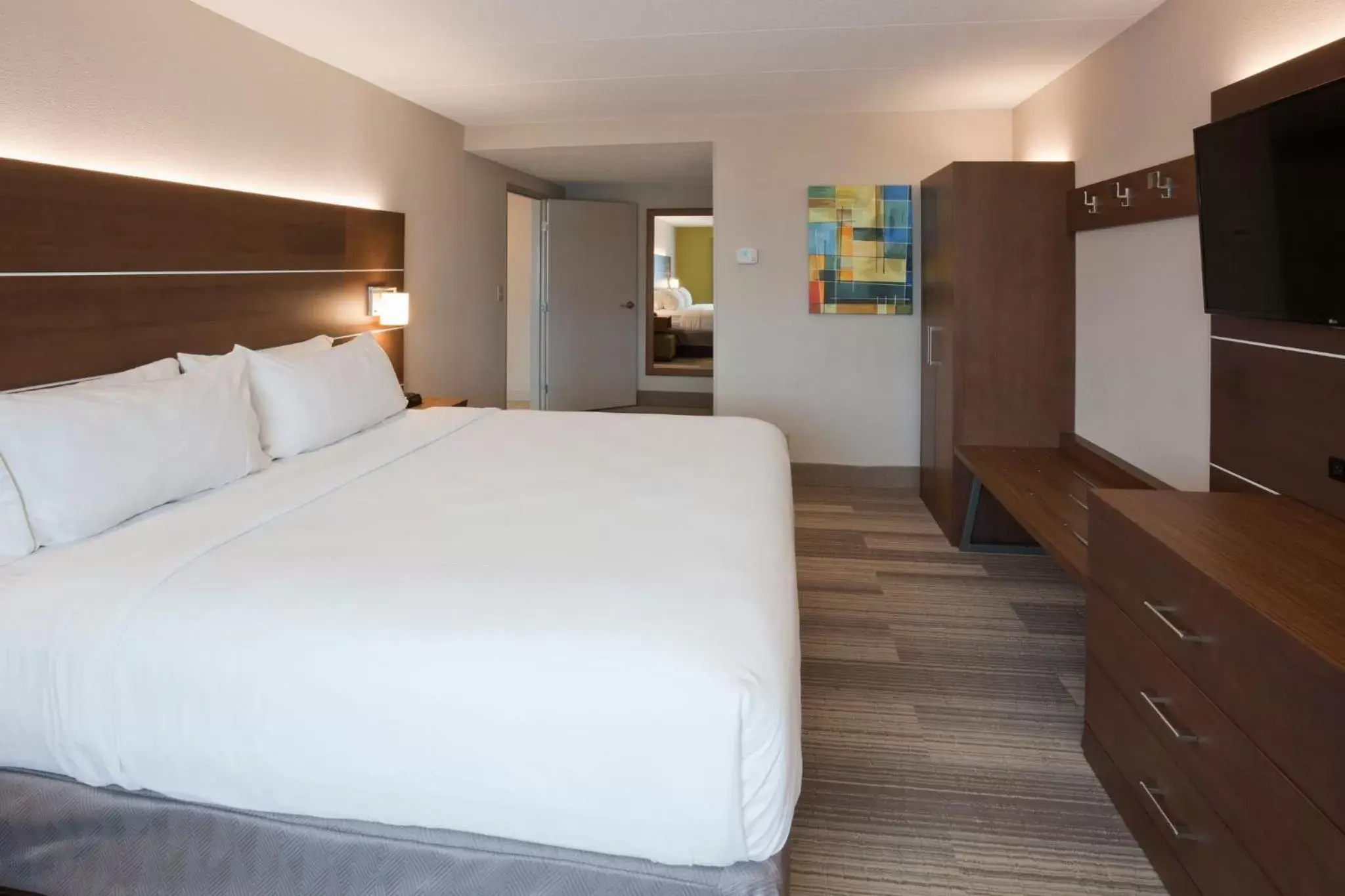 Bed in Holiday Inn Express Roseville-St. Paul, an IHG Hotel