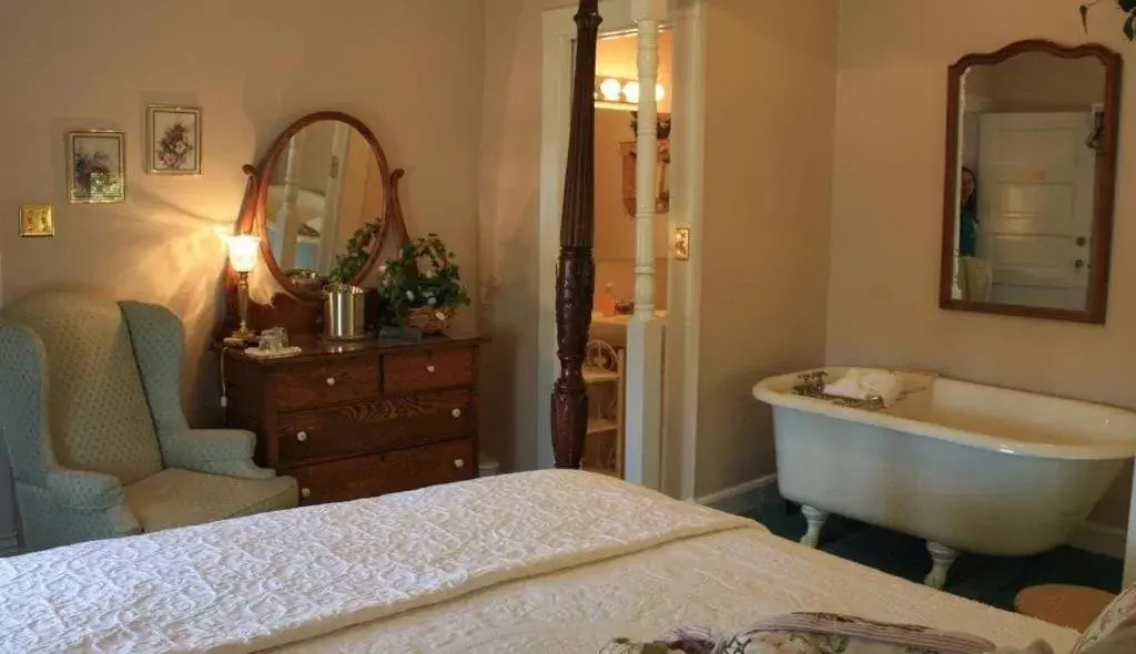Bed, Bathroom in Red Rocker Inn