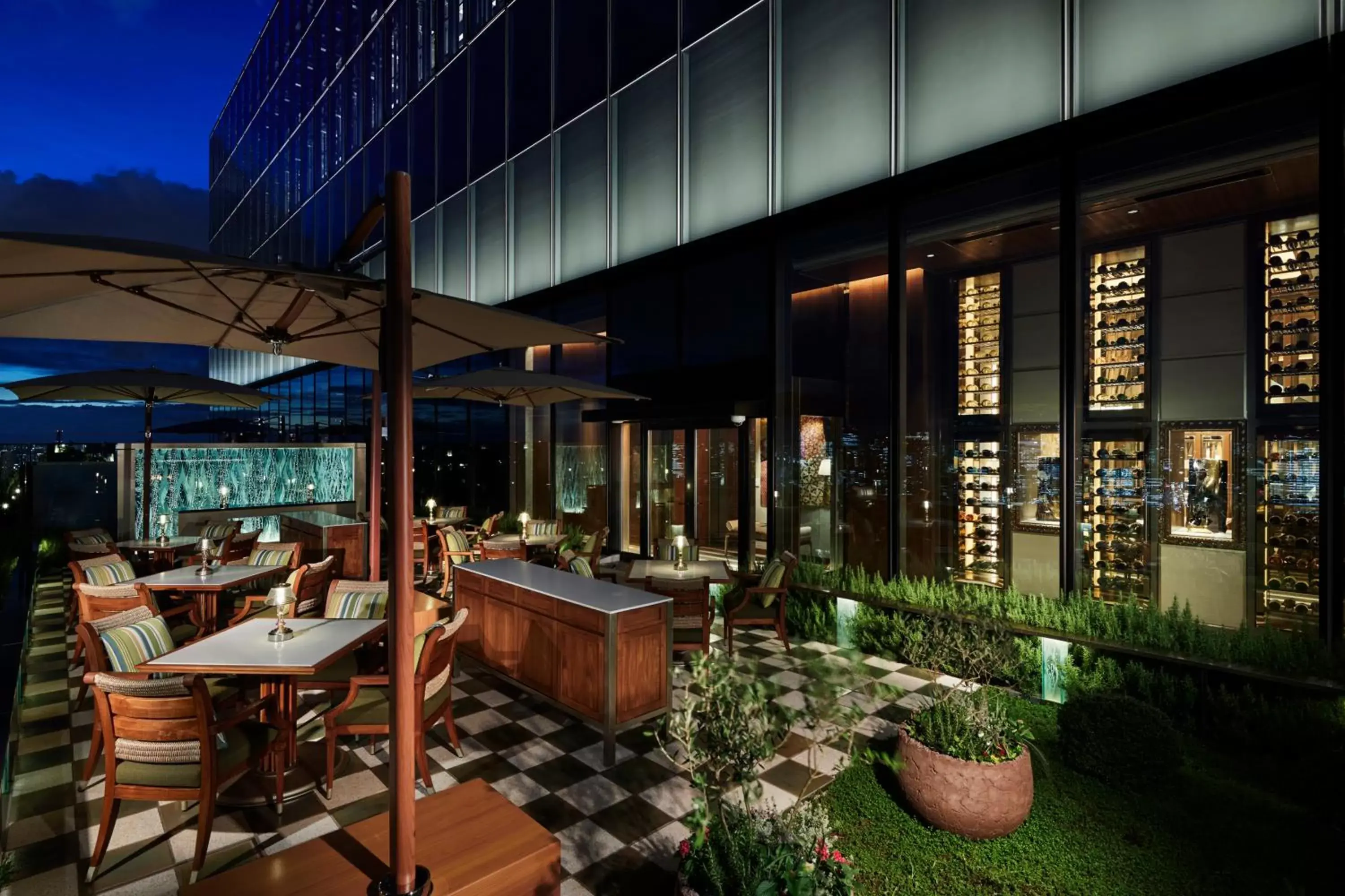 Balcony/Terrace, Lounge/Bar in Four Seasons Hotel Tokyo at Otemachi