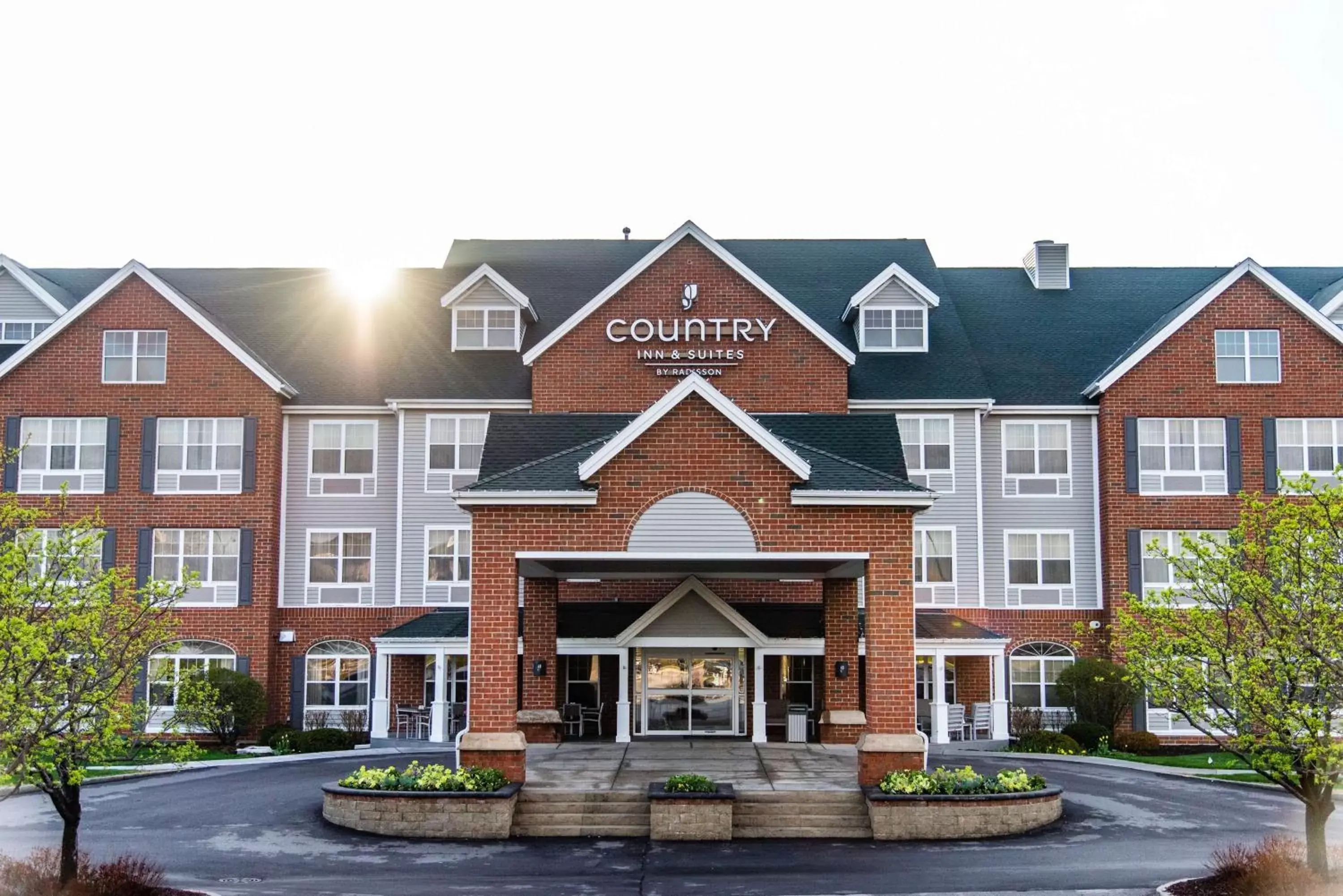 Property Building in Country Inn & Suites by Radisson, Milwaukee West (Brookfield), WI