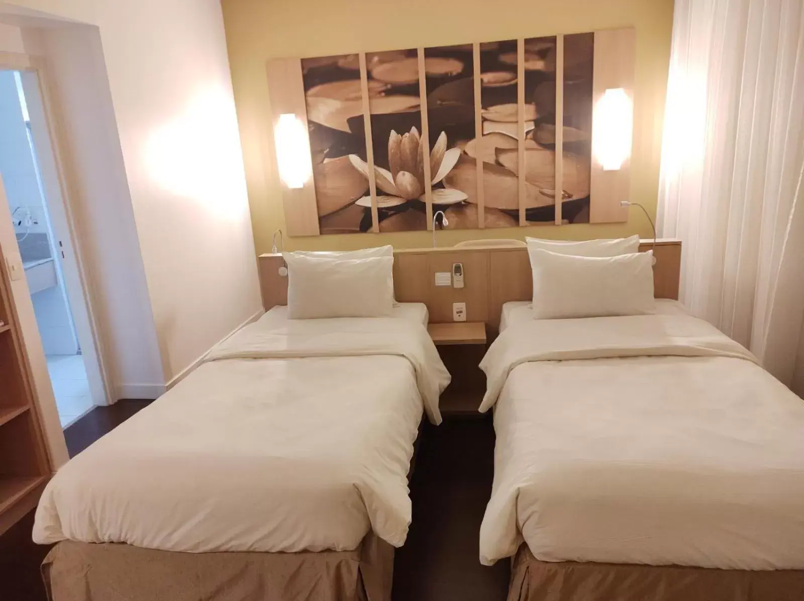 Photo of the whole room, Bed in Mercure Manaus