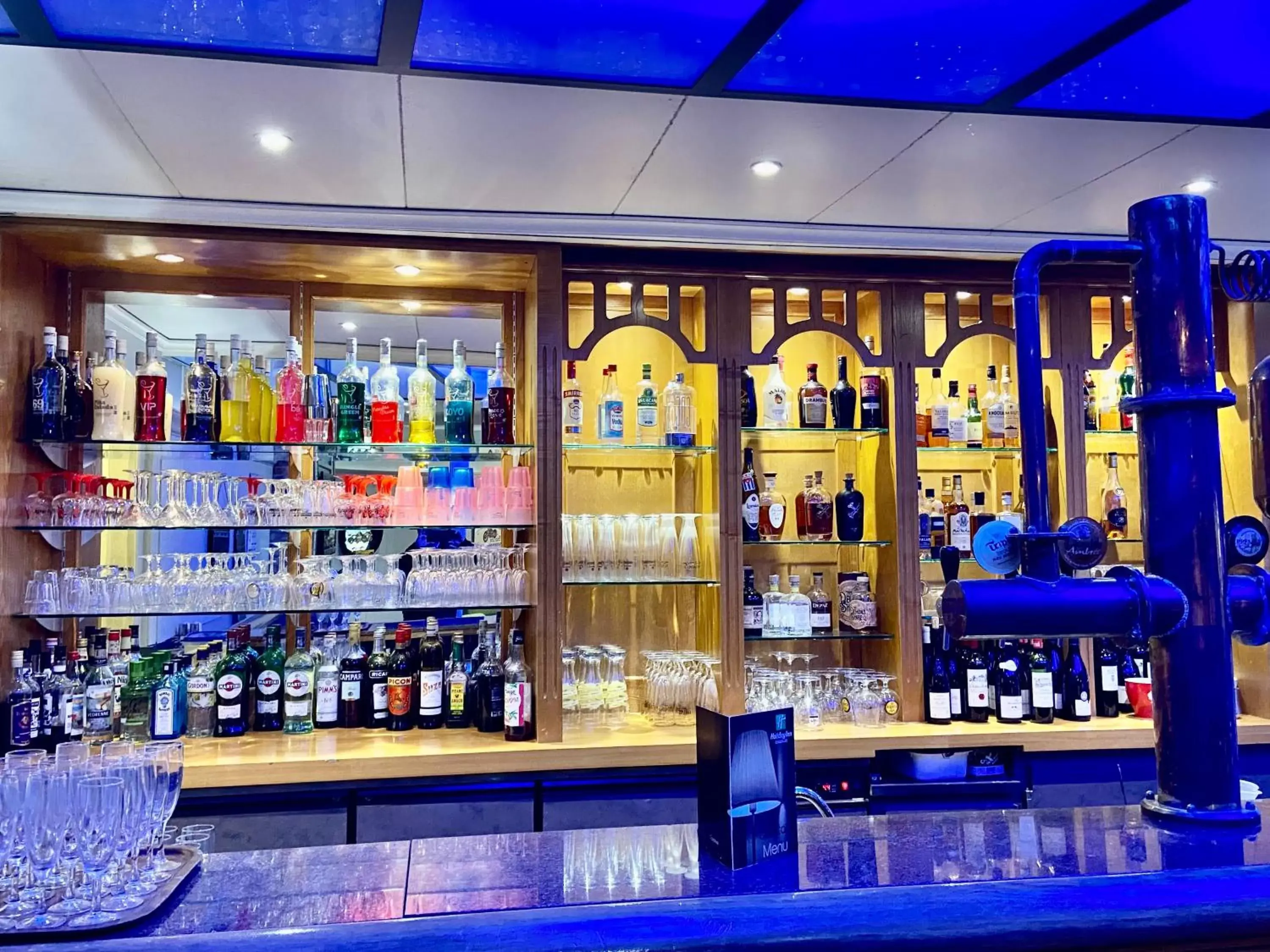 Lounge or bar in Holiday Inn Calais Coquelles, an IHG Hotel