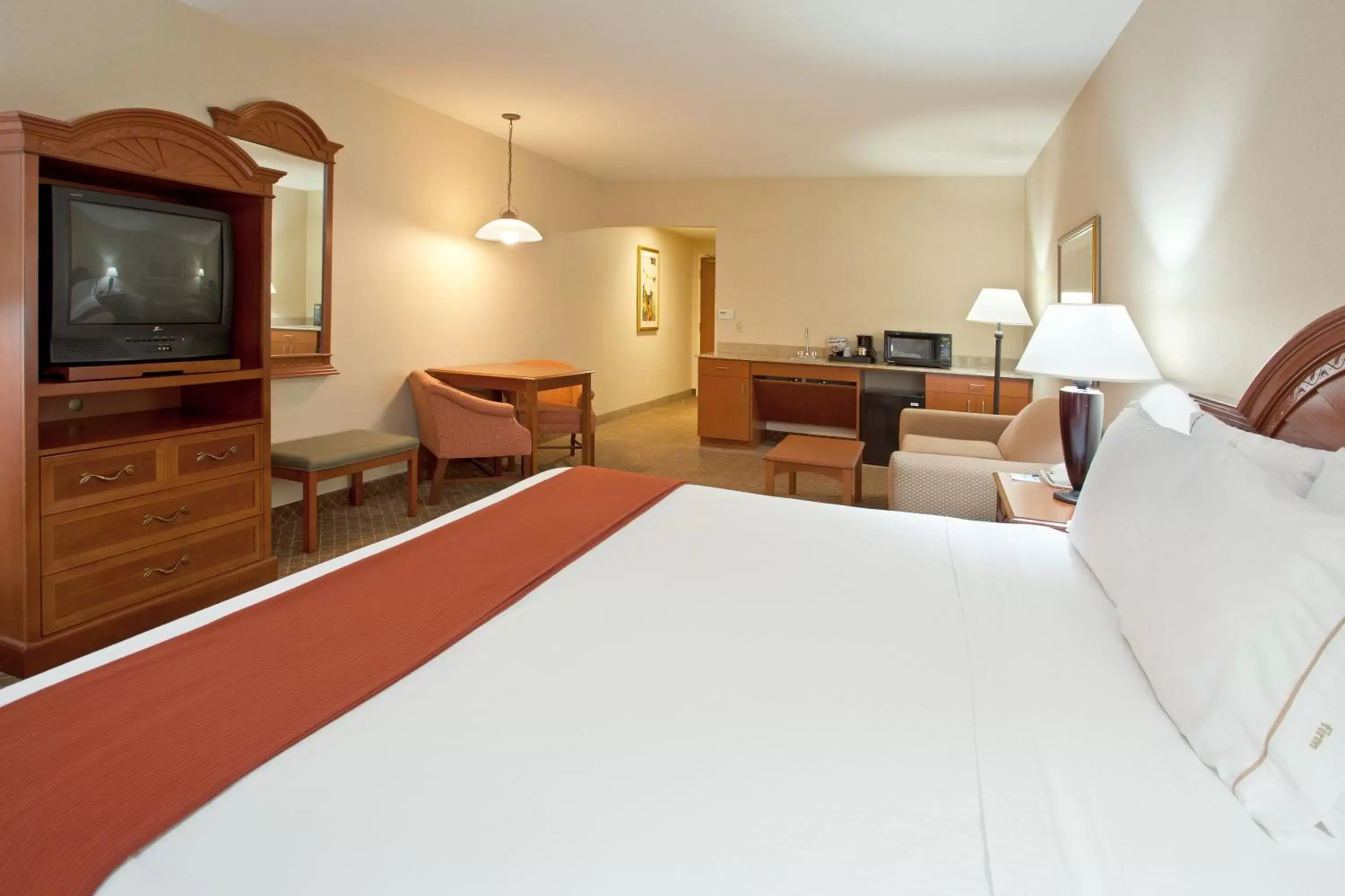 Bed in Holiday Inn Express Hotel & Suites Erie-Summit Township, an IHG Hotel