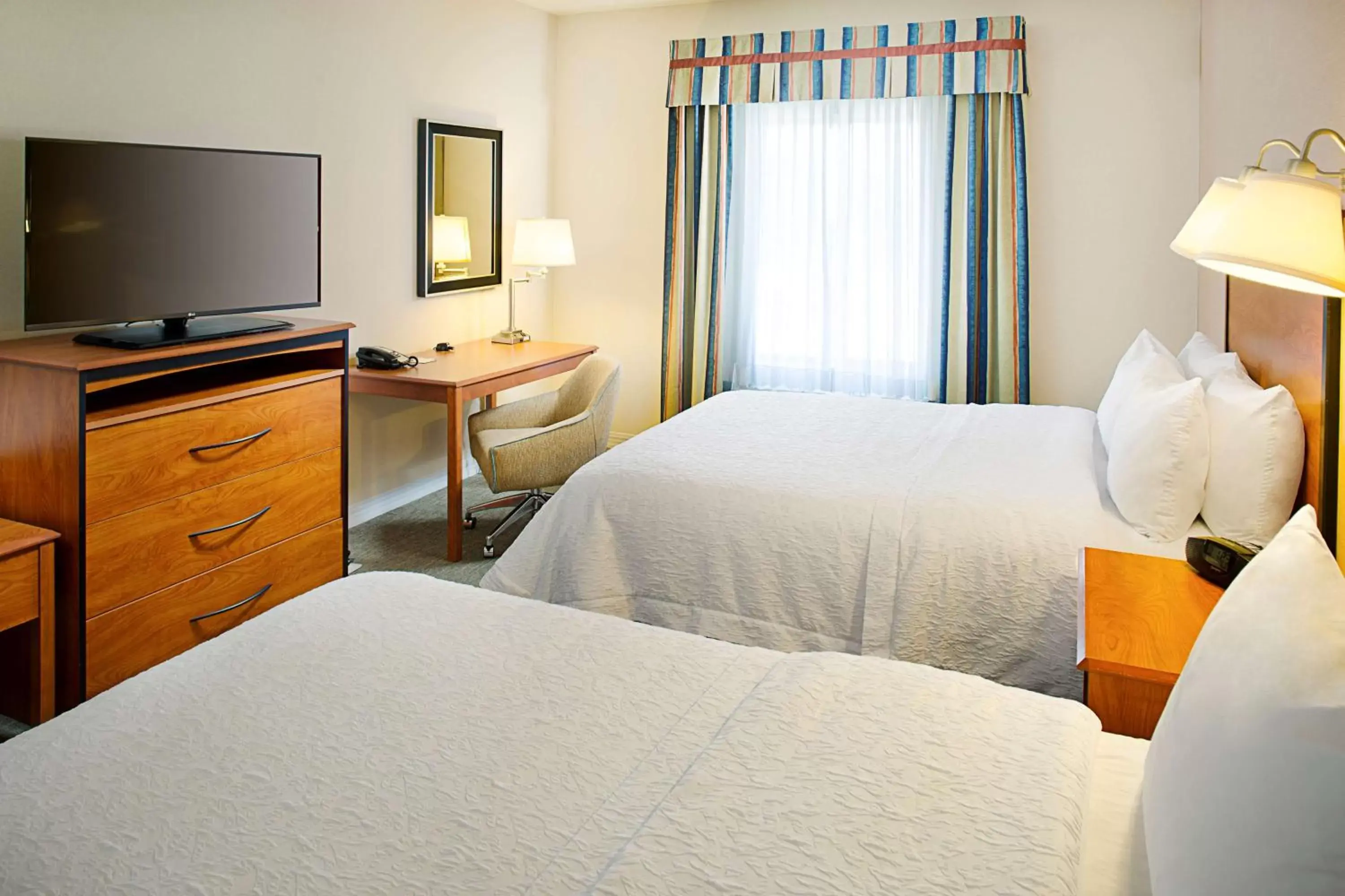 Bed in Hampton Inn & Suites - Mansfield