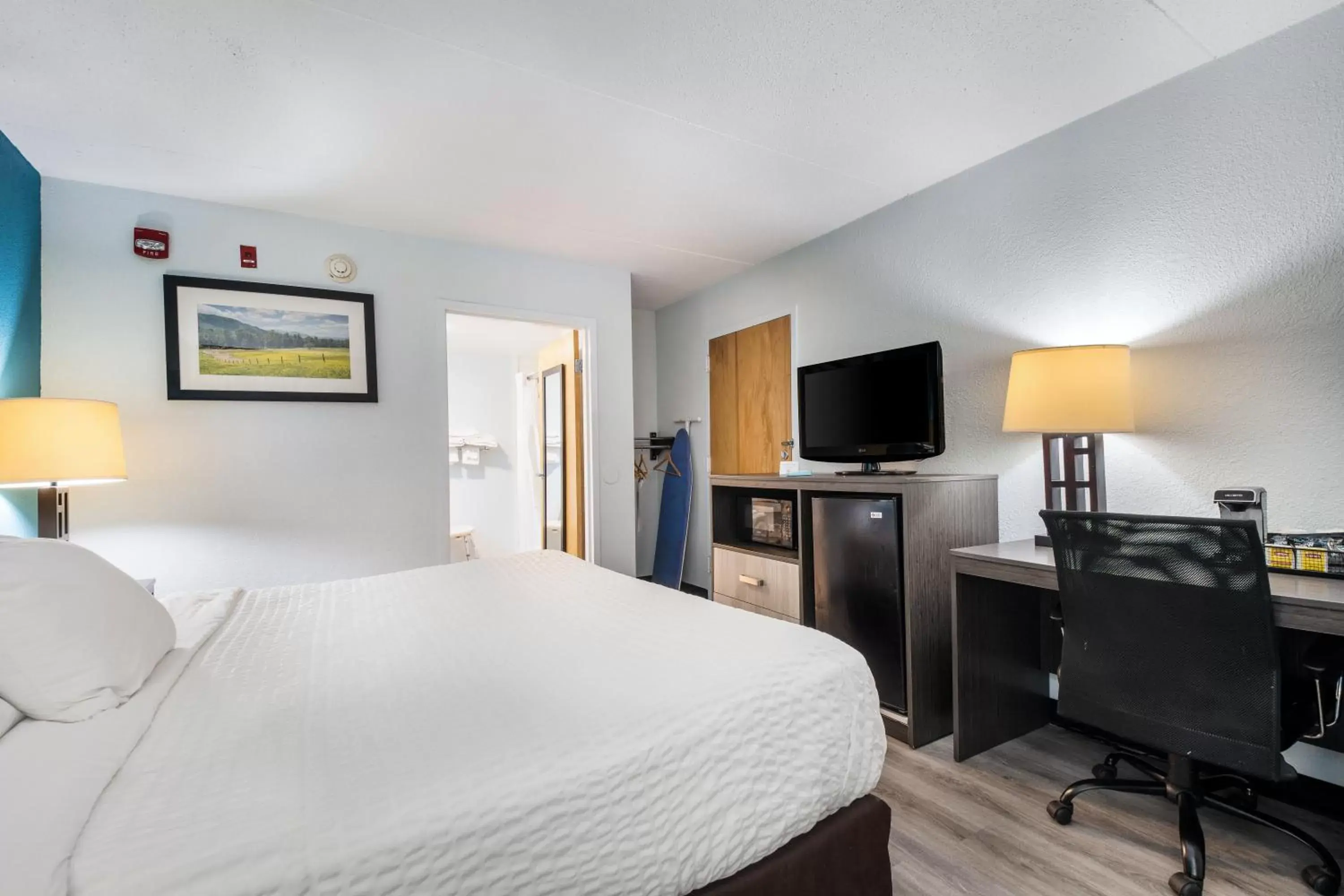 Bedroom, TV/Entertainment Center in Clarion Inn Cleveland