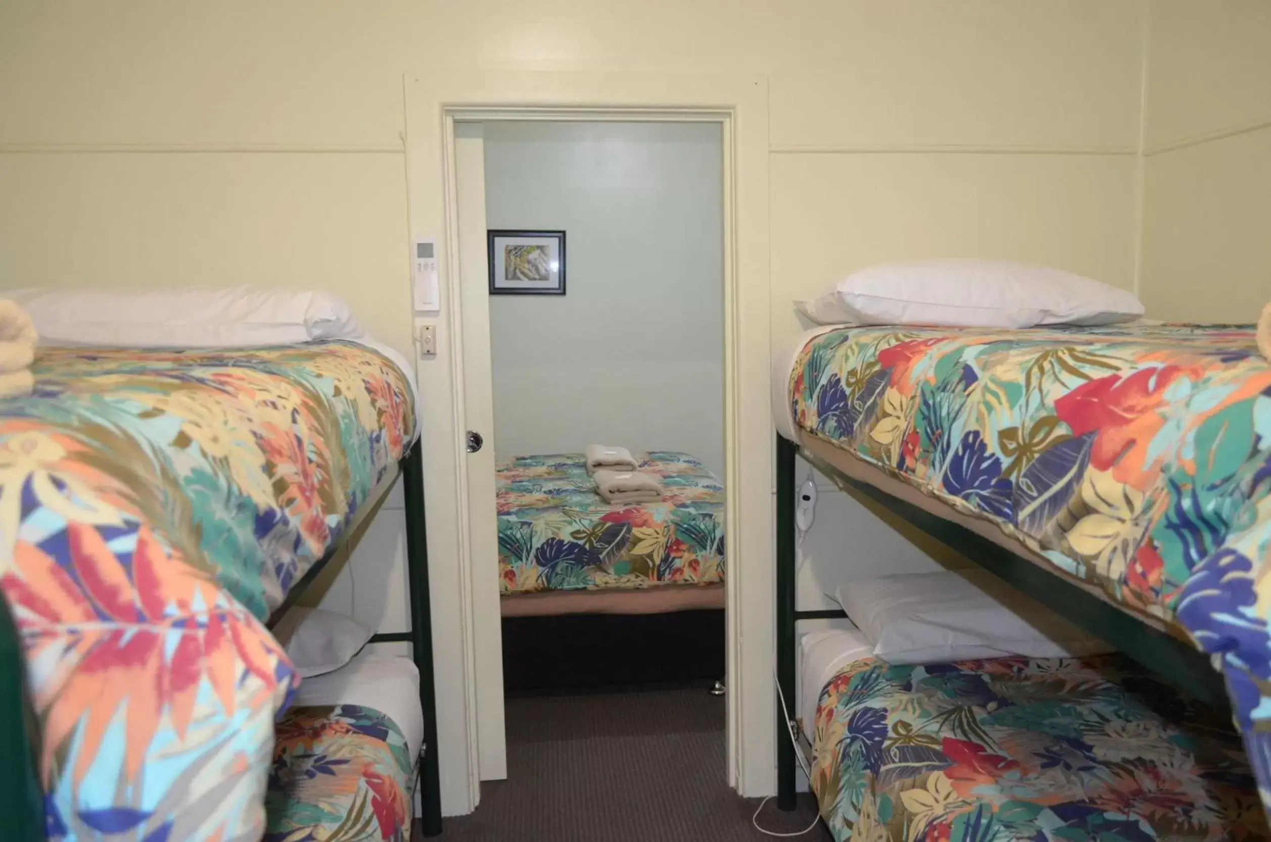 Bedroom, Bunk Bed in Bungalow Motel