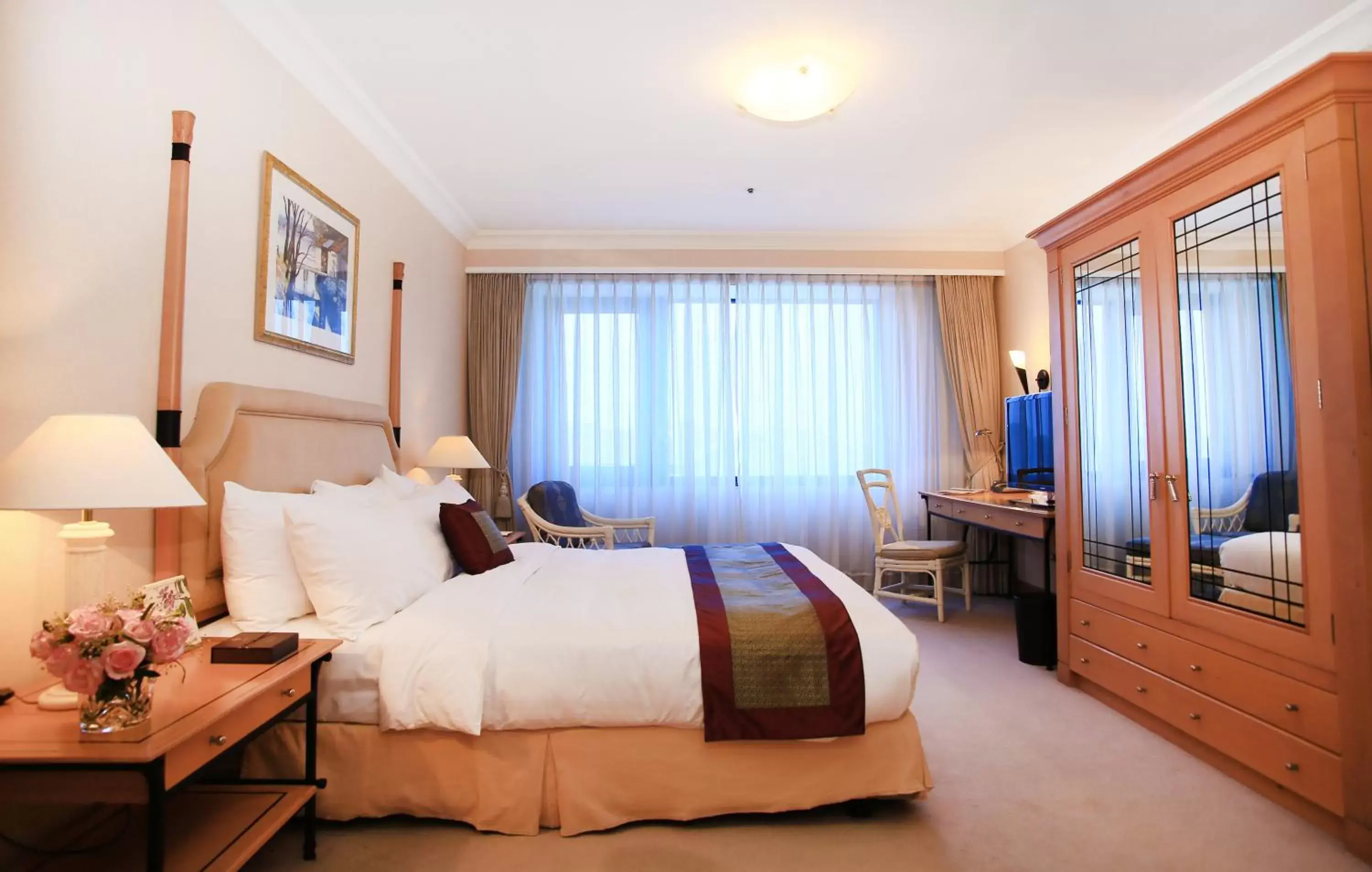 Bedroom, Bed in Hanoi Daewoo Hotel