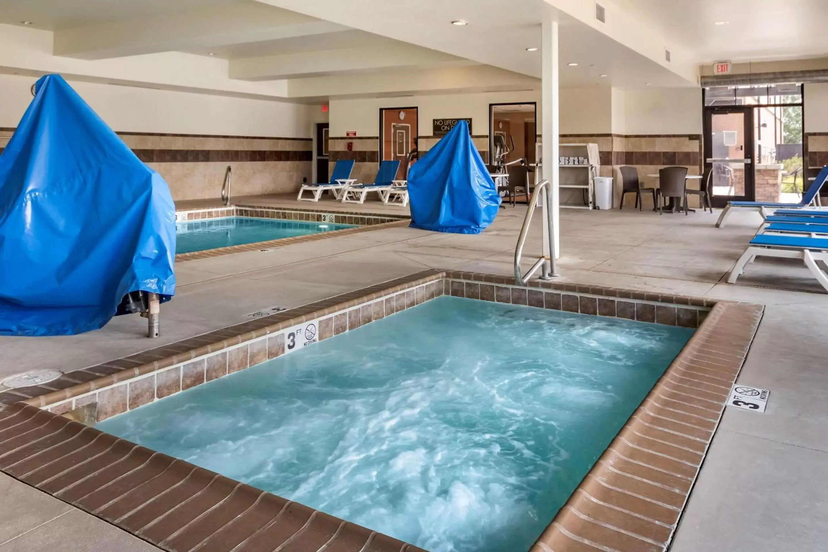 Activities, Swimming Pool in Comfort Suites Airport-University