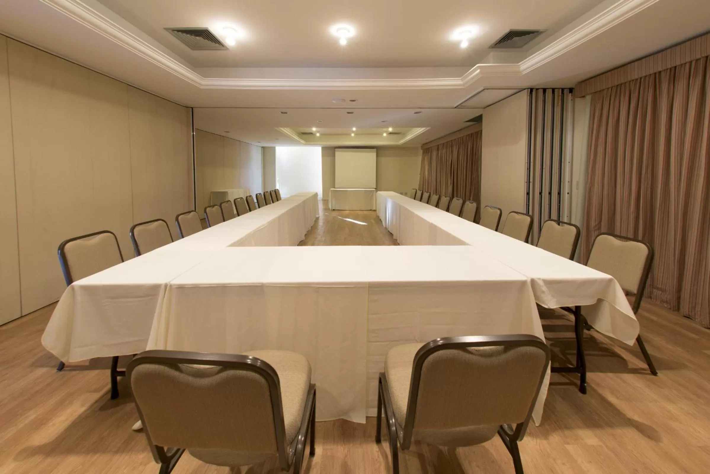 Meeting/conference room in Carlton Plaza Baobá